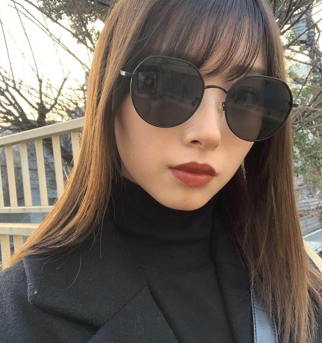 谷川菜奈さんのインスタグラム写真 - (谷川菜奈Instagram)「black sunglasses🕶🖤🤍 メンズにもオススメだよ〜👦🏻 シンプルだから、オールシーズン使えるし👏🏻♡ これもSALE ITEMだよ！ ☑︎シンプルセルフレームサングラス ¥1,750+tax（50%OFF） @leannofficial  #LEANN#leannofficial#black #sunglasses#allblack#リーン」1月21日 20時38分 - pechi.130