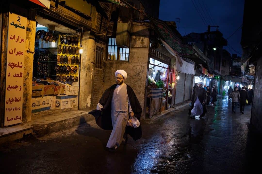 のインスタグラム：「Photo by @adamjdean | A cleric shops in a bazaar near the university where Ayatollah Khomeini studied in Qom, Iran, December 2013. Qom is considered a holy city and a global center for Shia scholarship.」
