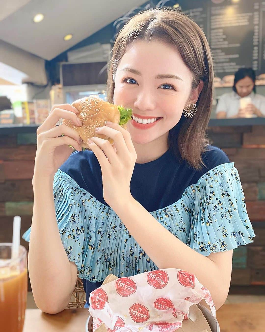 黒田真友香さんのインスタグラム写真 - (黒田真友香Instagram)「🍴#セブ島 食事情🍴  セブ島に来て早くも4日！ 私の食生活はこんな感じです。  お昼ご飯は通ってる　@firstclasscebu のみなさんがいつも誘ってくださるので一緒に🥺嬉しい😍  フィリピン3回目だからっていうのもあるけど、郷土料理？現地の料理的なのはナシ😭やっぱり日本食がすぐ恋しくなるので  もう2回も行った😂笑  セブ島には日本食から中華、韓国、鍋、ハンバーガー、ラーメン、イタリアン、、などなど一通りのレストランがどこかしらにあるので  食事には困らないですよ☺️ ローカルフード以外のレストランの相場は大体一食500円〜800円くらい。  たまに日系のお店で2000円くらいいくこともあります😯材料も日本のものにこだわってるからかな？😍 旅行の方はフィリピン料理も是非食べて欲しいけど、留学などで長期で滞在する方は、本当に口に合うレストラン何箇所か見つけるのが大事だね🙆‍♀️ ・ ・ ・  #PR#firstclasscebu#ファーストクラスセブ#simonmethod#サイモンメソッド　#日本人による日本人のための#フィリピンセブ島語学学校#ゼロから始める英会話#セブ島#セブ島旅行#セブ留学#セブ島留学#セブ島レストラン　#旅まゆか　#旅まゆか_セブ」1月21日 20時30分 - kurodamayukaxx