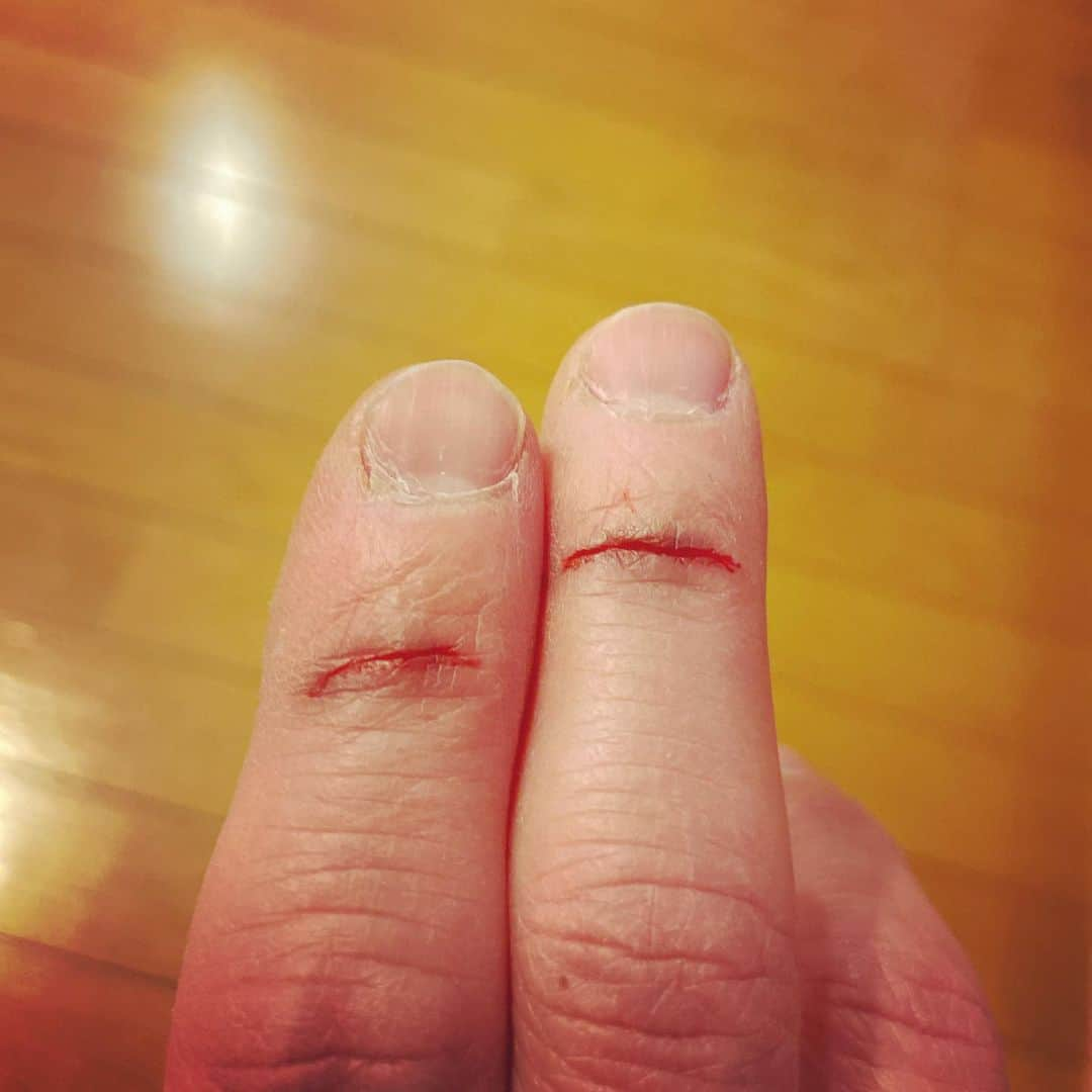 KEN KAGAMIさんのインスタグラム写真 - (KEN KAGAMIInstagram)「fake wound  by TAN  娘が嘘の傷を指に描いてくれました。😂 上手！」1月21日 20時30分 - kenkagami