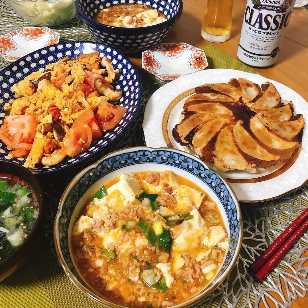 阿部優貴子のインスタグラム：「起きた瞬間から、今日はぜったいに麻婆豆腐にするって決めてた😚笑 偶然見つけたサッポロクラッシックとともに。🍺💗 ✔︎麻婆豆腐 ✔︎トマトの卵炒め ✔︎餃子 ✔︎わかめスープ ✔︎キャベツの塩昆布あえ  #あべゆきごはん #テーマがあるときだけ写真撮る笑 #今日は中華 #餃子綺麗に焼けた #サッポロクラッシック #ビールに合うご飯 #おうちごはん #おうちごはんlover  #おうちごはん部」