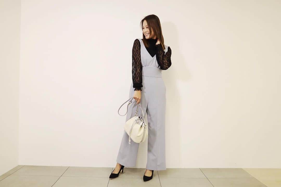 のインスタグラム：「.﻿﻿ やっぱりお洋服も春夏がテンション上がります﻿﻿🤗 家にあるお洋服も、春夏物の方が遥かに多い﻿です🤪﻿ ﻿﻿ 先日は【MEW'S REFINED CLOTHES 】 @mews_official_jp の展示会へ☺️﻿ 展示会で大人気のサロペットを試着しました﻿✨ ブルーとグリーンがあって、どちらもやわらかい素敵なカラーでした﻿💕 バックスタイルのリボンが印象的🎀﻿ 脚長効果のあるデザインで、人気なのも納得でした🤩﻿ インナーにはレース素材のトップスを着たのですが、ストレッチが効いていてとっても着心地が良かったー﻿😍 着回ししやすそうなのでオーダーしました﻿😇 ﻿ ﻿ ミューズのお洋服はアラサーにぴったり﻿👍 絶妙なくすみカラーが可愛くて❤️﻿ 私はミューズのグリーンが特に気に入っています﻿😊 洗えるアイテムが多くて、お値段もお手頃なので、仕事用のお洋服にもオススメです🥳﻿ .﻿ #mewsrefinedclothes #fashion #coordinate #ootd #eoskissm #followme #canoneoskissm #ミューズootd #ミューズ試着レポ20ss #ミューズリファインドクローズ #展示会 #展示会レポ #ファッション #コーティネート #コーデ #サロペット #レーストップス #ミラーレス一眼」