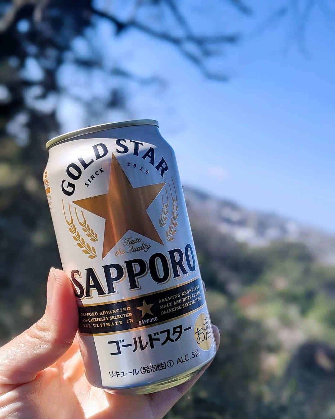 芳美リンさんのインスタグラム写真 - (芳美リンInstagram)「2月4日にサッポロビールさんから発売される、 GOLDSTARという製品を、 一足先にお試しさせていただきました👏  黒ラベルとはまた違った味わいで、 美味しい✨ 飲みやすくてアウトドアとの相性も💮 自然の空気を味わいながらカンパイ🍻  この味わいで第3のビールとは、お得感満点です☺  黒ラベルとヱビスの思いを繋いで作られたそうです👏  発売されたらぜひキャンプ等で飲んでみてくださいね✨  #GOLDSTAR　 #サッポロビール #pr @sapporbeer.jp #ビール#beer#第3のビール#ビール党#アウトドア女子#アウトドア#ピクニック#キャンプ#ハイキング #outdoor#outdoorstyle#camp #GOLDSTAR @sapporobeer.jp」1月21日 20時35分 - lynn.lynn5