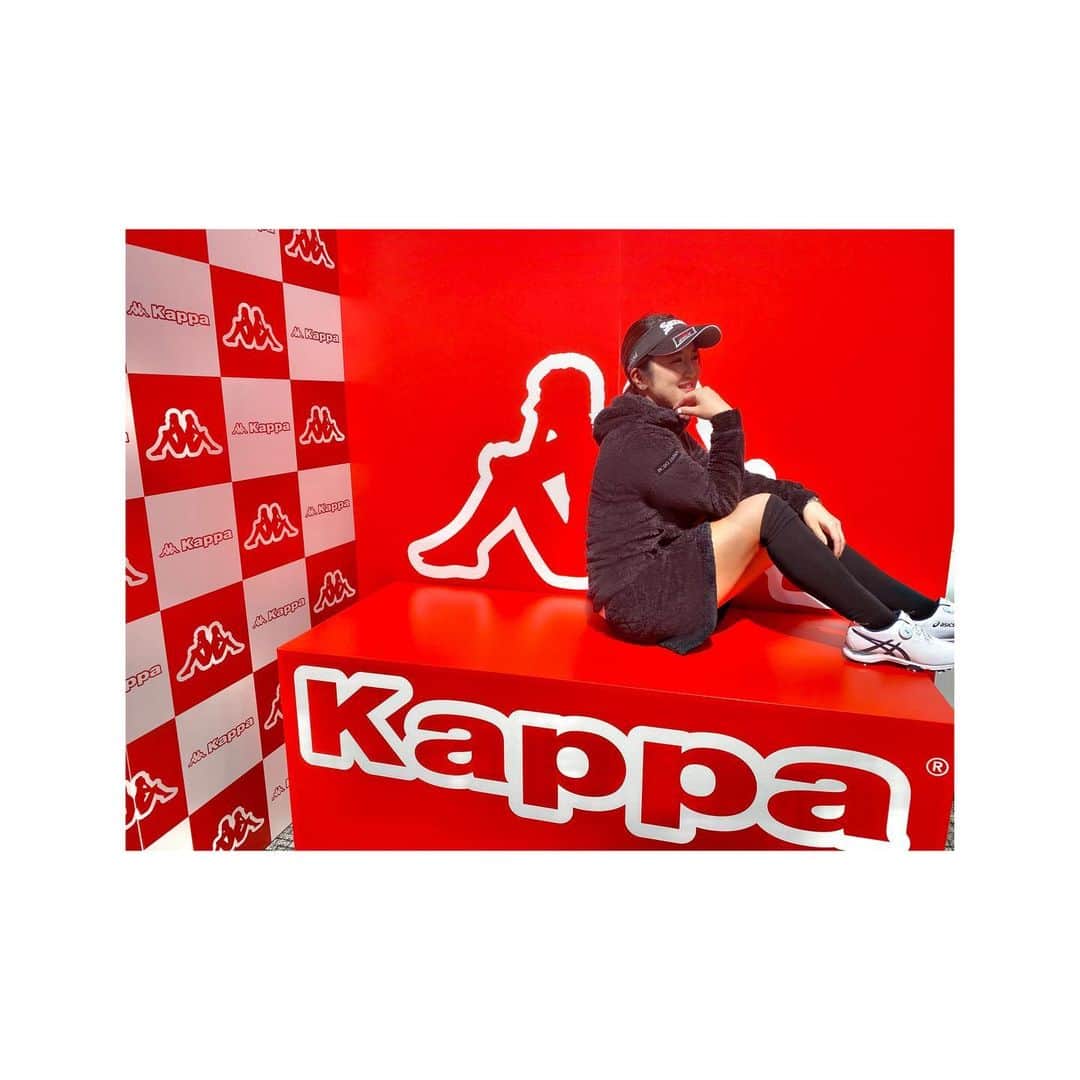 林菜乃子さんのインスタグラム写真 - (林菜乃子Instagram)「...﻿ ﻿ Kappaさんの展示会にお邪魔してきました!!﻿ ﻿ ﻿ 2020年もkappaさんのウエアを着させて頂き﻿ 一年間戦います!!⛳️﻿ ﻿ 秋冬物を着させてもらったのですが﻿ もうすでに今着たいくらいです。笑﻿ ﻿ ﻿ かわいいです。ほんとに。🥺♥️﻿ ﻿ ﻿ 今年もちょこちょこインスタに﻿ コーデを載せまーす🙋‍♀️✨﻿ ﻿ #kappa #kappagolf﻿ #1枚目はお気に入りウエア♡ #最後の写真はKappaマークのマネ🤣」1月21日 20時36分 - h._.nanoko24