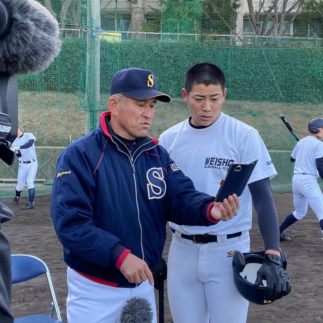 服部優陽さんのインスタグラム写真 - (服部優陽Instagram)「⚾️﻿ 約1年、私が密着させてもらった企画が放送です！﻿ ﻿ 去年の甲子園で公立高校として26年ぶりに﻿ 春夏連続ベスト4に輝いた #明石商業　﻿ ﻿ 実は10年以上前は、県大会1.2回戦負けが当たり前。﻿ そんなチームを変えたのは狭間善徳監督でした。﻿ ﻿ グランドに毎日響き渡る狭間監督の怒声は﻿ 一見"スパルタ"。﻿ 時代の流れに逆行するかのような指導法にも関わらず、﻿ 選手は「監督を日本一の監督にしたい」と言います。﻿ ﻿ 狭間監督の指導はなぜ人の心を掴むのか。﻿ ﻿ どうしても解き明かしたくて、﻿ 1年間カメラを回し続けました。﻿ ﻿ 現在、まさに編集中！﻿ 1/22(水)、明日の #報道ランナー での放送予定です！﻿ ⚾️﻿ ﻿ #高校野球 #センバツ #甲子園 #第91回選抜高校野球 #明石商業 #春の甲子園 #平成最後の甲子園 #高校野球好きな人と繋がりたい #狭間善徳 #野球部 #カンテレ #アナウンサー　#甲子園球場 #阪神甲子園球場 #第101回全国高校野球選手権大会 #新たに刻むぼくらの軌跡 #第92回選抜高校野球 #スパルタ #大阪桐蔭 #来田涼斗 #中森俊介 #密着取材 #名将 #闘将 ﻿ ﻿ #本物には即効性がない﻿ #偽物には即効性がある﻿ ﻿ #備えと間とタイミング﻿ ﻿ #人生の大切なことはだいたい狭間監督に教わった」1月21日 20時37分 - hattori.yuhi_ktv