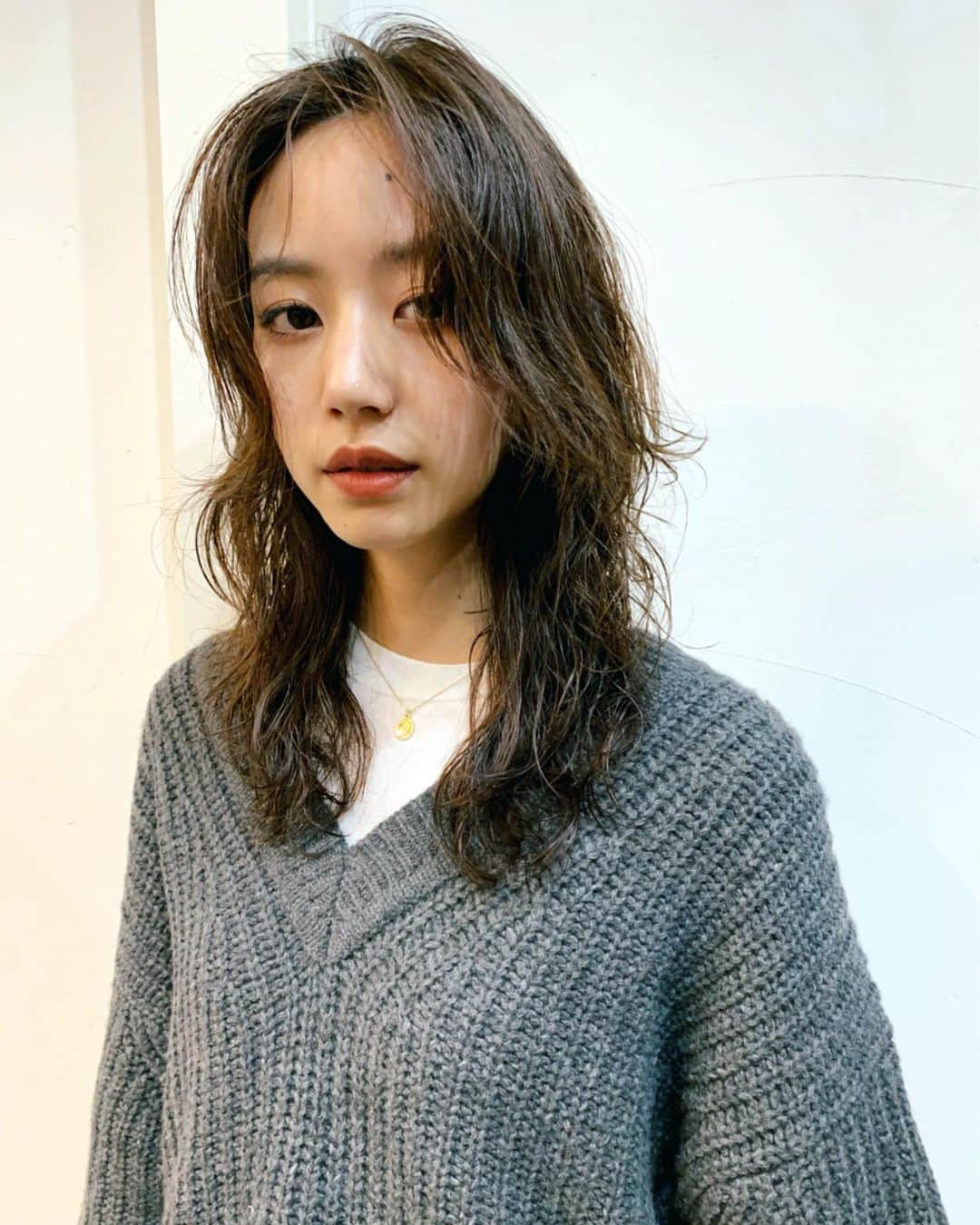 Shiho Sasakiのインスタグラム：「New Hair💈✨ レイヤーをたっぷり入れてもらって 久しぶりにパーマもしました🙋‍♀️ パーマってとにかく楽。。💭 これ以上ダメージ増やさないように、 ヘアケア頑張らないと🔥 今回も @tetro_hairsalon の @masaki_sugaya さんにやってもらいました✂️ #hair」