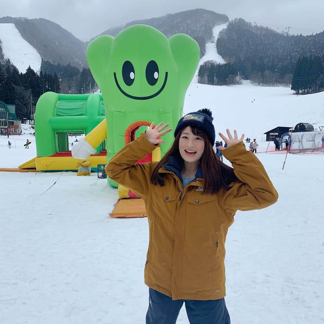 小宮山瑞季さんのインスタグラム写真 - (小宮山瑞季Instagram)「野沢温泉スキー場で取材❄🏂🎿❄ ゲレ食に、スリル満点アクティビティ、さらに絶景に出会える雪上遊覧まで！ 盛りだくさん(((o(*ﾟ▽ﾟ*)o))) 私の後ろに写っているのは、#ナスキーです♥️ 今週のこれダネッ！で🙆‍♂️⭕ ・ #スキー場 #スキー #skiing #スノーボード #snowboard #野沢温泉 #野沢温泉スキー場 #雪上遊覧 #雪上車 #ジップスカイライド #ゲレ食 #ボルガライス #いったいどんな食べ物か #お楽しみに #長野放送 #土曜はこれダネッ #アナウンサー #小宮山瑞季 #今日のこみぃ」1月21日 20時40分 - komiyama_mizuki