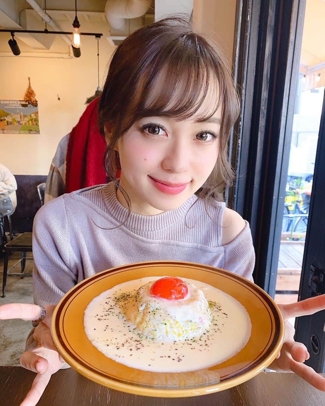 みき みーやんさんのインスタグラム写真 - (みき みーやんInstagram)「#みーやんグルメ  #plug食堂 @plug_shokudou 💕 . お目当ての#ライスカルボナーラ 🍳 . . ライスの上にちーずたっぷりのカルボナーラソースがかかってて 真ん中には綺麗なオレンジの卵黄が😍🧡 . カルボナーラソースは意外とさっぱりしてて 全部食べ切っても重くなくて女性向き😍！ . カルボナーラソースのチーズの 濃厚な香りが鼻から抜けて 上の卵黄のまろやかさとの相性も抜群やった🤤💕 . . 外食ならではの…後から喉乾く😭ってこともなく ボリュームもちょうど良くて なんせ…映えやからおすすめ♡笑 . . 明日も美味しいスイーツ食べ行くのー💕笑 . #中崎町グルメ#中崎町ランチ#中崎町カフェ#カフェ巡り#中崎町#梅田グルメ#梅田ランチ#osaka#大阪グルメ#retrip_osaka#カフェ#飯テログラム#飯テロ#前髪#大阪観光#ootd#きょコ#ワンショル#美味しいもの#ランチ巡り#インスタグルメアワード2020 #instafood#foodstagram#foodpics#撮影終わり#サロンモデル#サロモ」1月21日 20時42分 - mi_yan0101