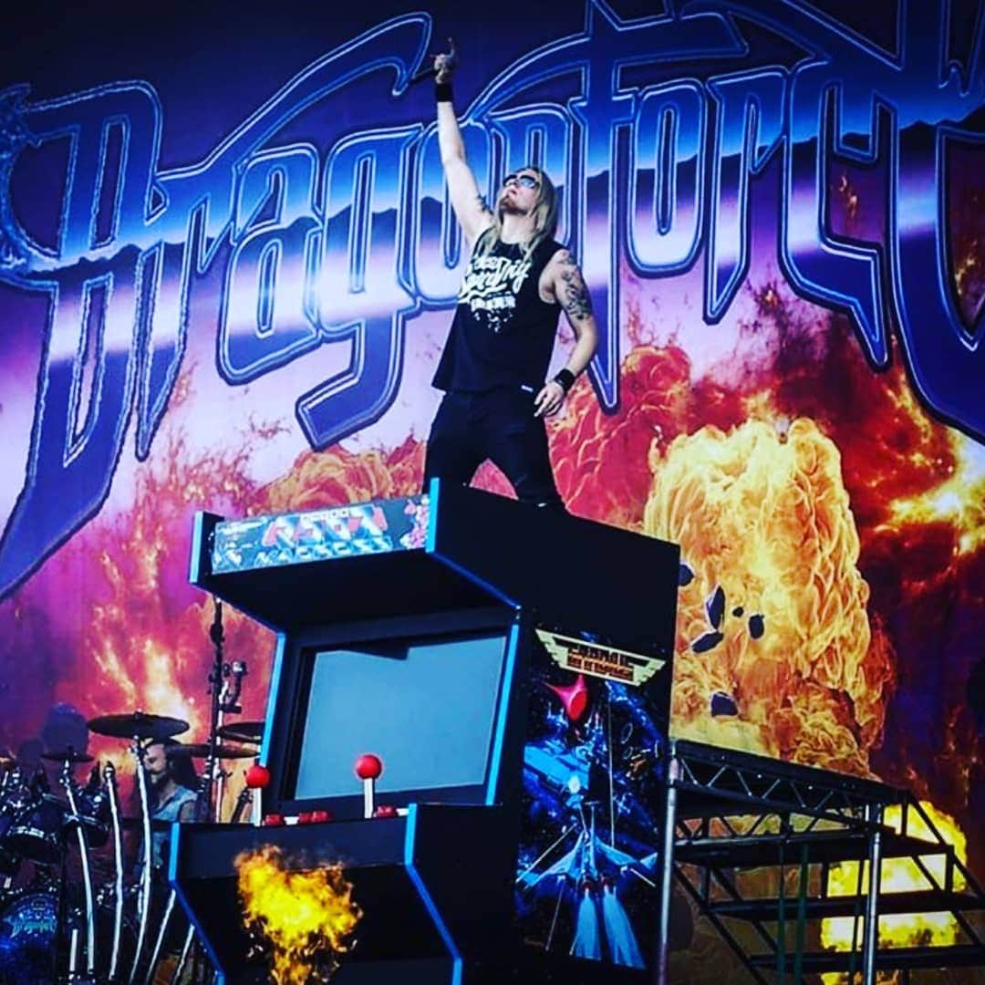 DragonForceさんのインスタグラム写真 - (DragonForceInstagram)「Hands up who's coming to see us on the upcoming Europe tour with @frozencrownofficial and @athanasiametal! The tour is only a couple of weeks away, don't miss your chance to see a fully grown man fall off of an 8 foot arcade cabinet! 😁 😁😁 #dragonforce  #extremepowermetal  #tourlife #videogames」1月21日 20時45分 - dragonforcehq