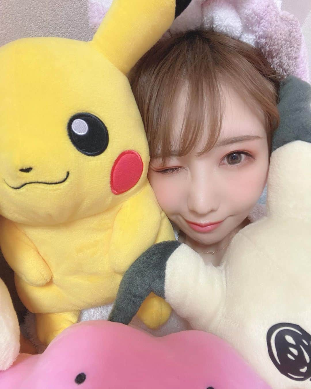 しらほしなつみさんのインスタグラム写真 - (しらほしなつみInstagram)「❤︎ うちのポケモンたち！😍 まだカビゴンとかもいるんだけど写せなかったw ゲーセン行ったりポケセン行くと欲しくなる✨ ポケモンは初期が1番大好きです💕 ・ #ポケモン #イーブイ #ピカチュウ #メタモン #ミミッキュ #pokemon #pokemoncenter #pikachu #pikachu⚡ #japanesegirl #model #kawaii #otaku #me #カラコン #makeup #メイクアップ #动漫 #粉我 #팔로우 #데일리룩 #eevee #自撮り女子 #しらほしなつみ」1月21日 20時49分 - shirahoshi.natsumi