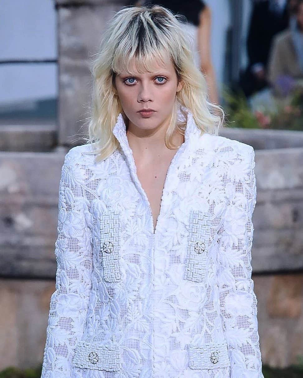 マリヤン・ジョンクマンのインスタグラム：「@chanelofficial @virginieviard @aurelieduclos @augustindolmaillot @luciapicaofficial @damienboissinothair @women_paris @osana13 ♥️♥️♥️♥️♥️ big love to the full team 🥰🥰🥰🥰🧸」
