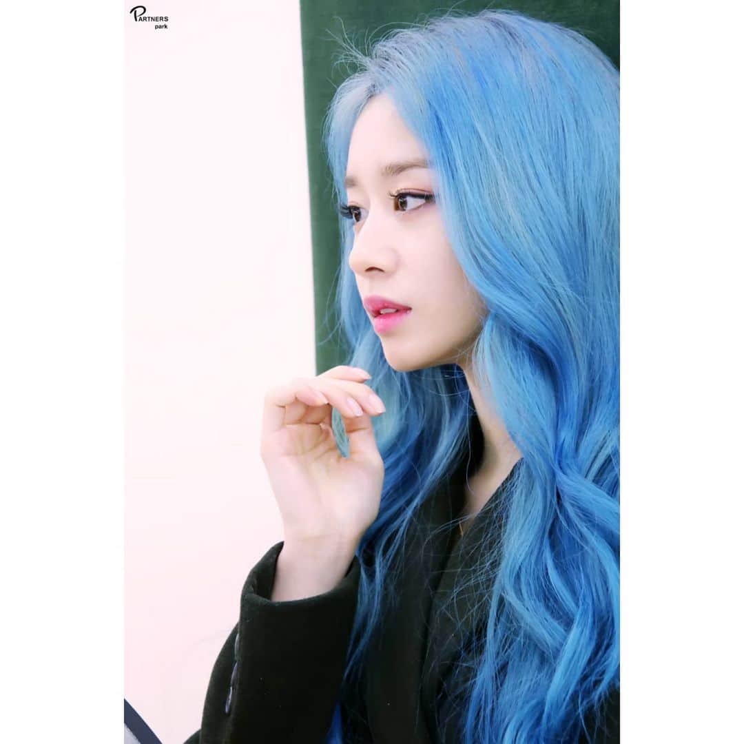 ジヨン のインスタグラム：「💙」