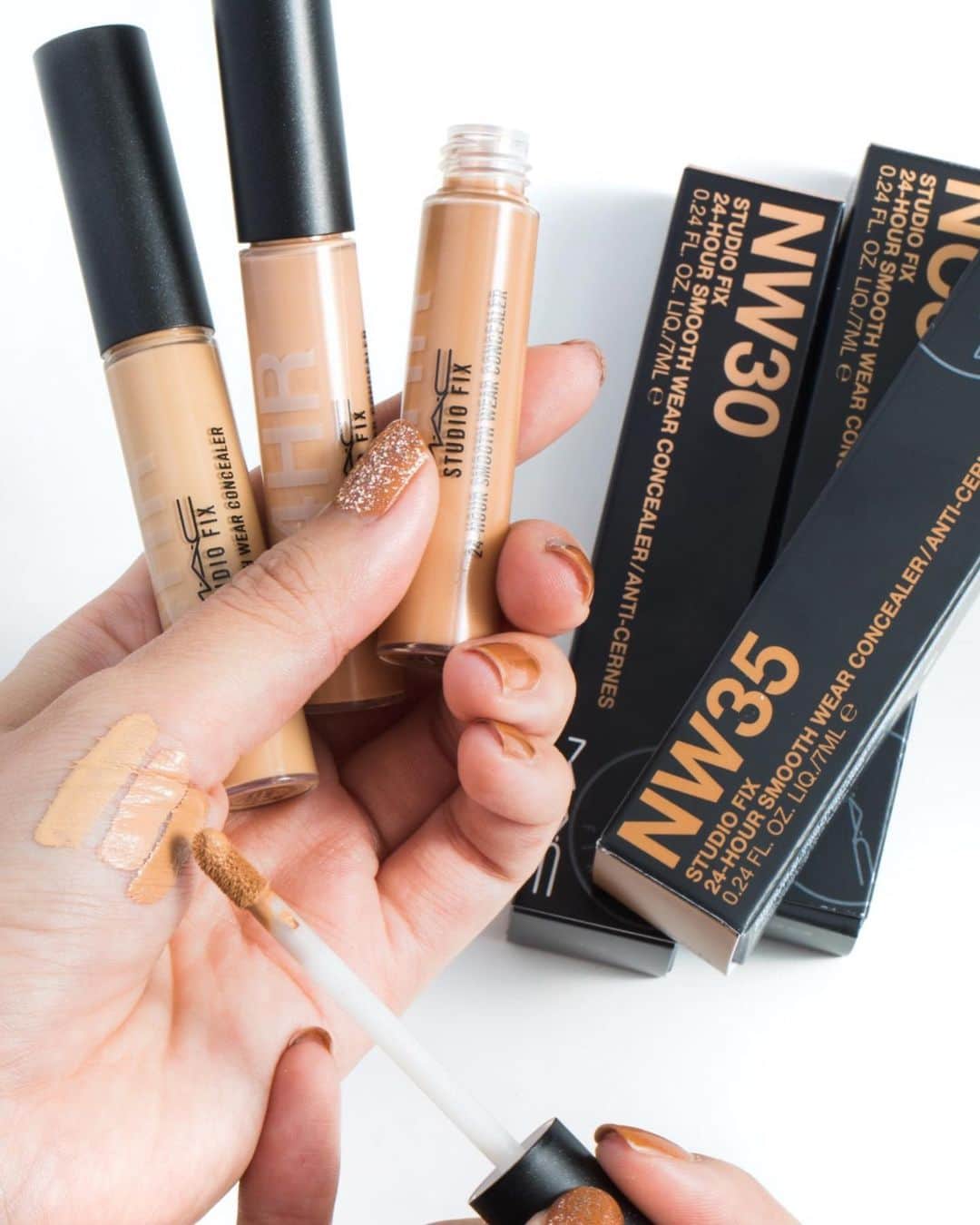 M∙A∙C Cosmetics Japanのインスタグラム：「ㅤ M･A･Cで人気のリキッドファンデーション、 スタジオ フィックス フルイッド SPF15✨ ㅤ 同シリーズのスタジオ フィックス スムース ウェア コンシーラーは 軽いテクスチャーなのに、高いカバー力で 気になる肌悩みをきれいに隠す優秀アイテムです✨ ㅤ ㅤ DESIGN: M·A·C ARTIST  RINO KASAI @rino416 @macpro_tokyo PHOTO: @takaki_iwata ㅤ #24ファンデ #24時間 #24色 #MAC #MACCosmeticsJapan #MACコスメ #リキッドファンデーション #MACCosmetics #コスメ #メイク #スタジオフィックスフルイッド #スタジオフィックス #studiofix #ファンデ #ファンデーション #ベースメイク #カバー力 #崩れない #テカらない #MACスタジオフィックス #MACStudioFix #コンシーラー」