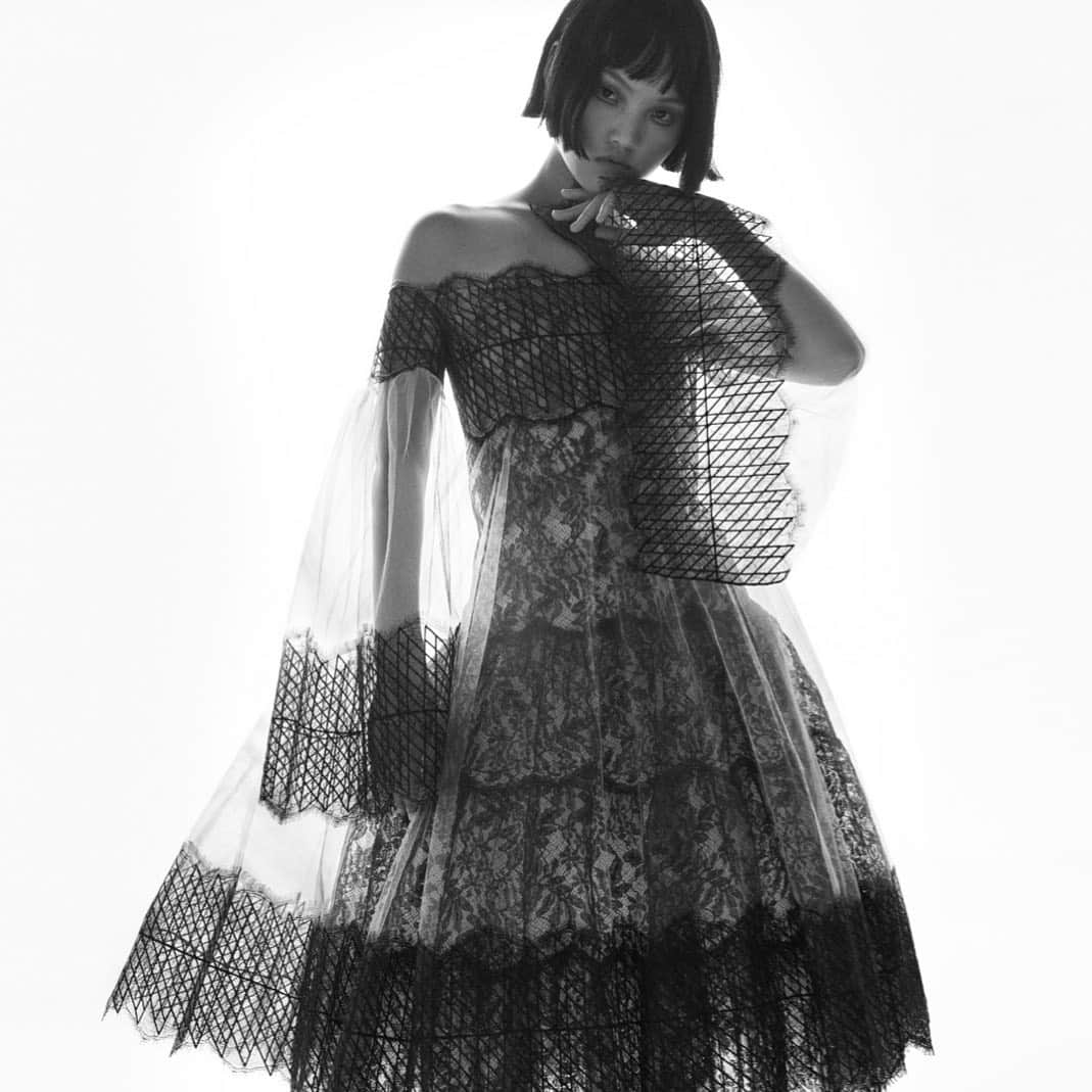 シャネルさんのインスタグラム写真 - (シャネルInstagram)「Plays of transparency with a dress in floral lace, veiled with tulle and adorned with a criss-cross pattern — the first images of Virginie Viard’s CHANEL Spring-Summer 2020 Haute Couture collection, photographed by Karim Sadli.  #CHANELHauteCouture #CHANEL @KarimSadli @panhaowen1」1月21日 21時00分 - chanelofficial