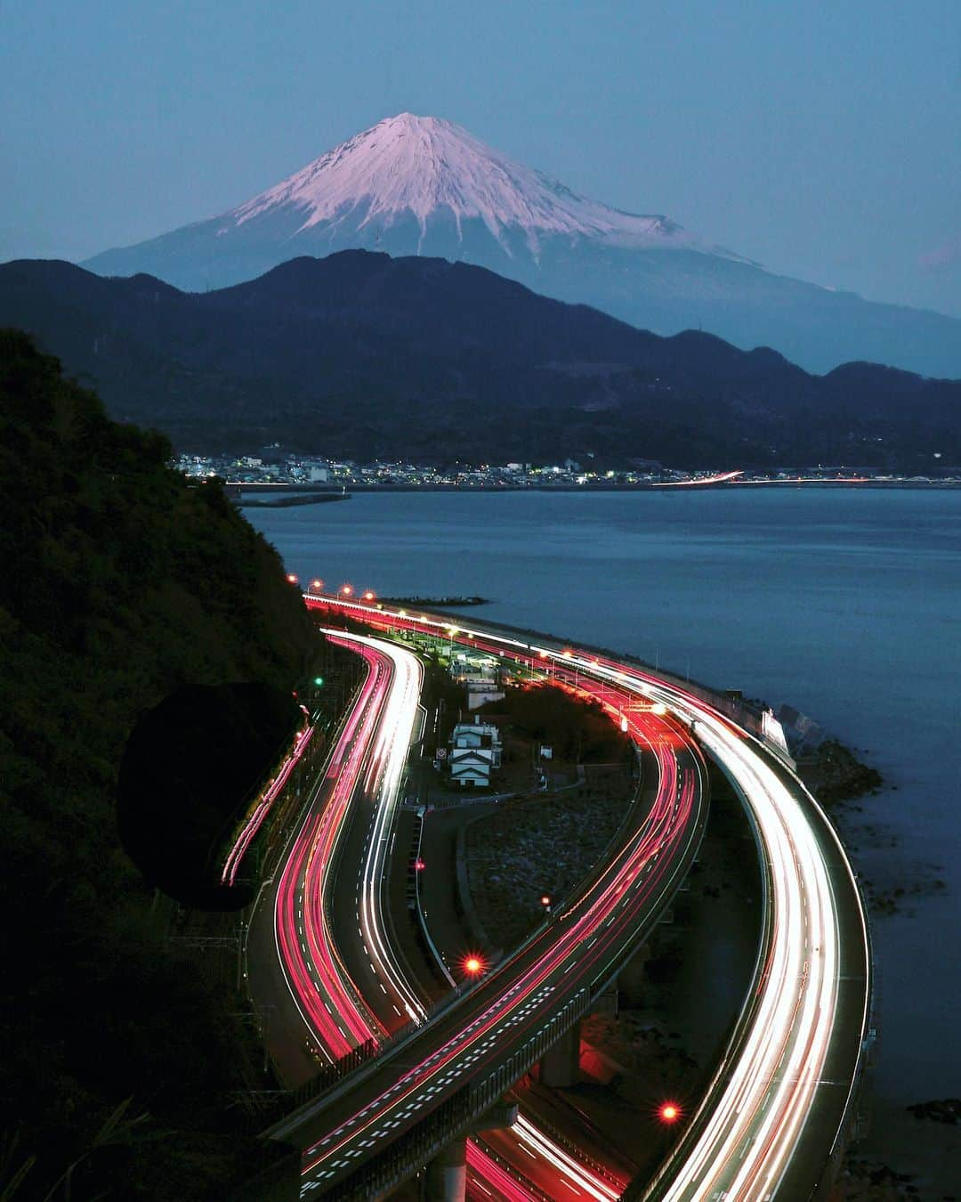 masayaさんのインスタグラム写真 - (masayaInstagram)「Twilight Fuji  Suruga Bay (Pacific Ocean) Location:Shizuoka Prefecture  久しぶりに故郷静岡県で撮影」1月21日 21時01分 - moonlightice