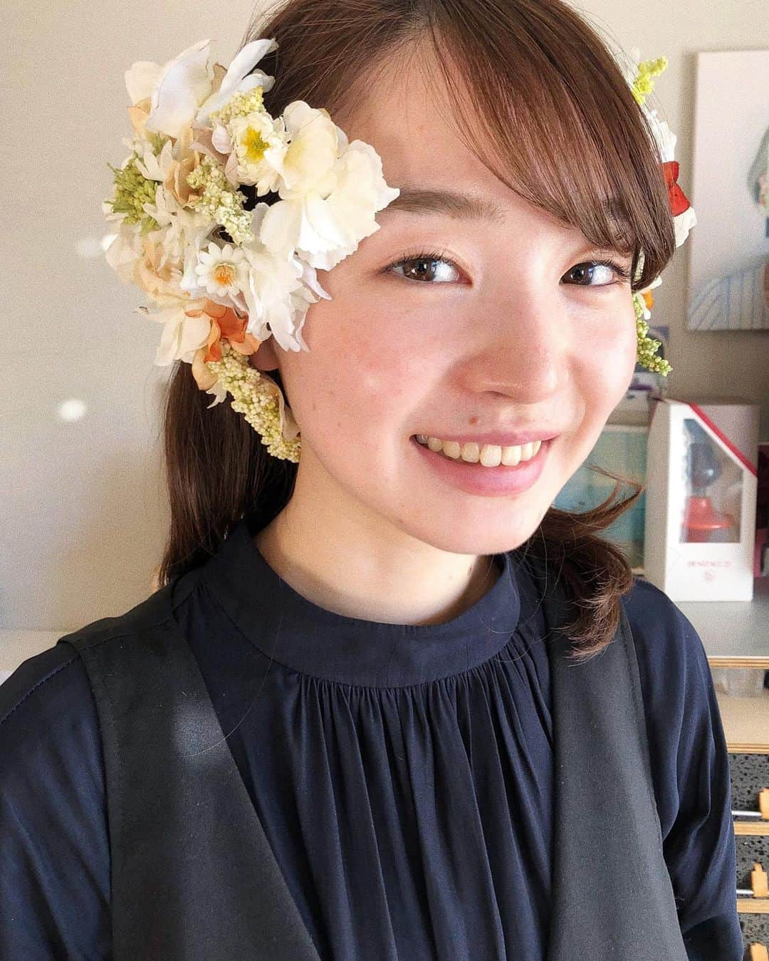 芽朗さんのインスタグラム写真 - (芽朗Instagram)「2020 年初ブライダル制作は白無垢に合わせてお顔周りに造形的なお花のヘッドピースを👰. 中にワイヤーを内蔵することにより、 大きなヘッドドレスでも浮かずに顔周りに沿わすことができる仕様に。 とても可愛い方で、お話しもとてもしやすくて作らせていただいて幸せでした。京都からお越しいただき有り難うございました🤍(京都のパントーク、楽しかったです🥖笑). #mellowfukushima #mellowbridal #wedding#fashion#flower#bridal  #weddingaccesories#ヘッドピース」1月21日 21時03分 - mellowfukushima