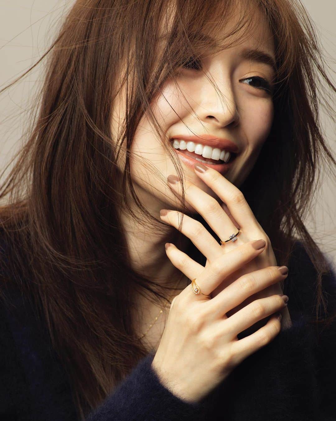 長山一樹のインスタグラム：「Oggi 2月号 ご褒美ダイヤモンド @oggi_mag  Model @rika_izumi_  Styling @nabechikas  Hairmake @sa19820824  #oggi #photography #kazukinagayama #長山一樹 #hasselblad #h6d」
