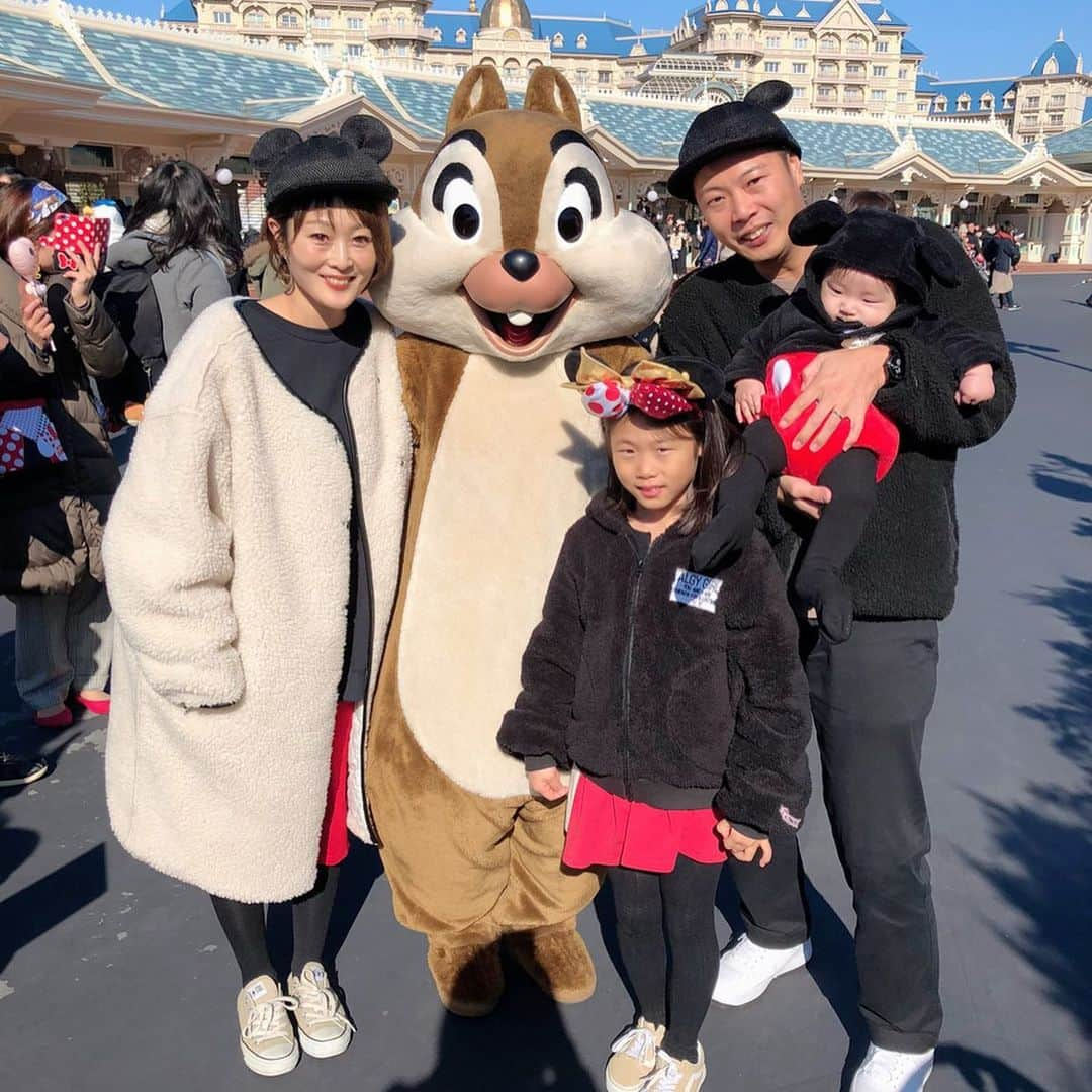 Kikuno Sayumiさんのインスタグラム写真 - (Kikuno SayumiInstagram)「〻Disneyland〻 ・ ・ ・ #ディズニーレポ パーク編✍ ・ #ハッピー15エントリー でパーク内に15分前に入れるっていうから皆で早起き頑張った！！7:45に入って#ミートミッキー　へ直行！ ・ その前に写真📸誰も写ってないとか貴重すぎて嬉しい🥺 ・ ミートミッキーではすでに行列が出来てたけどけっこうすぐ入れたよ！並んでる間に#プーさんのハニーハント のファストパスをアプリでゲット。 ・ #toontown 内はベビー休憩室があるからミルクしたりウンチ変えたり。そうこうしてたら時間が来てハニーハント行ったよ🐝🐝🍯 ・ あらたんも膝上で乗れて嬉しかった！前はダメだったけど変わったみたい。全然泣かずきょとんとしてた☺️ ・ そのあとは#イッツアスモールワールド 娘がこれ大好きで、めっちゃ喜んでた😍あらたんはお昼寝zzz ・ そして早めのランチは#グランマサラのキッチン 空いてた！量が少なくて1人1つ頼めば良かったと後悔。 ・ この時で11時ごろ。ホテルに戻って哺乳瓶洗ったりミルク飲ませたり休憩して荷物まとめた。12時チェックアウトだからそれに合わせて出た、荷物は車に運んでそのまままた再入場！この時間があってとても良かった♡ホテルとってよかったと思った。 ・ #バズのアストロブラスター (ファストパス)と#スティッチエンカウンター を続けて乗った！スティッチが可愛くて面白すぎて皆で大爆笑した😂 ・ その後は近くで休憩、ポテト食べたりあらたんに離乳食あげたり(市販のやつ、あんま食べなかった)ミルクあげたりオムツ変えたり。ここのゾーンにもベビールームあったよ！ ・ パレード見て、旦那さんが抽選で当てたショー見て(けっこう前の席でラッキー♡♡)今やってる#veryveryminnie のショー可愛くて良かった🎀この曲がエンドレスで頭の中流れてた。 ・ その後はちょっとわがままいって1人で#スペースマウンテン へ ・ ファストパスが終わってたから普通に並んだ😂でも1時間ちょいくらい。めっちゃ楽しかった♡♡怖いけど大好き！涙出しながら1人でニヤつきながら乗った😂 ・ 子供達はその間白雪姫と7人の小人のやつとイッツアスモールワールド2回目行ってた！ ・ ・ 最後は授乳室でおっぱいあげてその間娘はパパと最後に乗り物のってお土産買って夜ご飯食べて終了♡♡ ・ めっちゃ楽しんだー✨また行きたいなー帰りたくなかったな。家族で良い思い出ができて最高😍 ・ 夜は寒くてホッカイロ必須、昼は晴れててそんなに寒くなかったよ。そしてそんなに混んでなくて、今はシーの方が混んでるみたい💡 ・ #子連れディズニー の参考になるといいな〜🥰 ・ ・ コーデ ・ ・ ・ bottoms▶ @gu_for_all_ outer▶ @mite__official ・ ・ ・ #あらたんコーデ #ファッション#ママ#プチプラコーデ#lucrajp#mamagirl#ママリ#ママリファッション#ママコーデ#令和ベイビー#男の子ママ#生後5ヶ月#コドモノ#赤ちゃんのいる生活#成長記録#5ヶ月ベビー#家族写真#赤ちゃん連れディズニー」1月21日 21時08分 - sayumikikuno