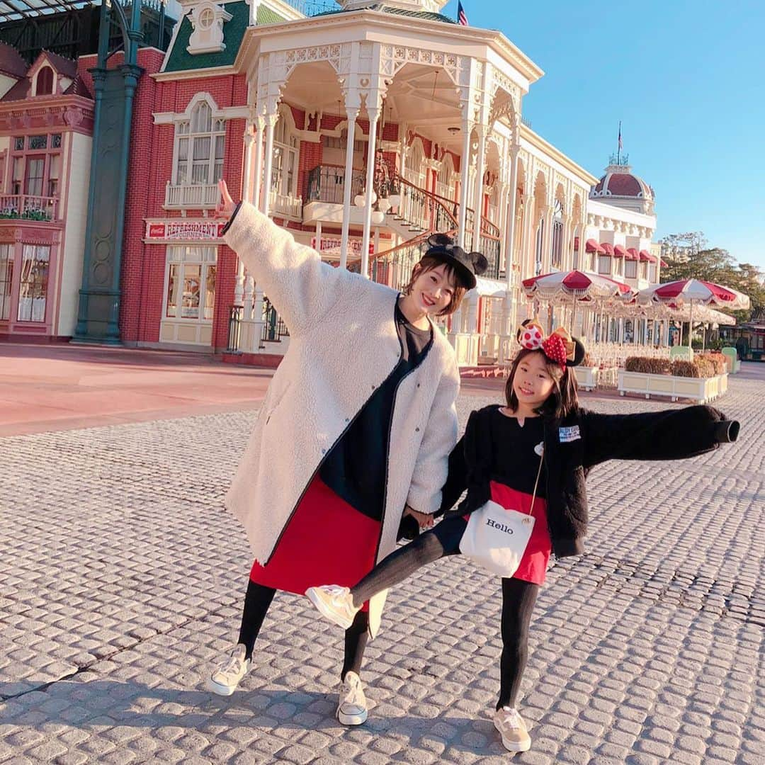 Kikuno Sayumiさんのインスタグラム写真 - (Kikuno SayumiInstagram)「〻Disneyland〻 ・ ・ ・ #ディズニーレポ パーク編✍ ・ #ハッピー15エントリー でパーク内に15分前に入れるっていうから皆で早起き頑張った！！7:45に入って#ミートミッキー　へ直行！ ・ その前に写真📸誰も写ってないとか貴重すぎて嬉しい🥺 ・ ミートミッキーではすでに行列が出来てたけどけっこうすぐ入れたよ！並んでる間に#プーさんのハニーハント のファストパスをアプリでゲット。 ・ #toontown 内はベビー休憩室があるからミルクしたりウンチ変えたり。そうこうしてたら時間が来てハニーハント行ったよ🐝🐝🍯 ・ あらたんも膝上で乗れて嬉しかった！前はダメだったけど変わったみたい。全然泣かずきょとんとしてた☺️ ・ そのあとは#イッツアスモールワールド 娘がこれ大好きで、めっちゃ喜んでた😍あらたんはお昼寝zzz ・ そして早めのランチは#グランマサラのキッチン 空いてた！量が少なくて1人1つ頼めば良かったと後悔。 ・ この時で11時ごろ。ホテルに戻って哺乳瓶洗ったりミルク飲ませたり休憩して荷物まとめた。12時チェックアウトだからそれに合わせて出た、荷物は車に運んでそのまままた再入場！この時間があってとても良かった♡ホテルとってよかったと思った。 ・ #バズのアストロブラスター (ファストパス)と#スティッチエンカウンター を続けて乗った！スティッチが可愛くて面白すぎて皆で大爆笑した😂 ・ その後は近くで休憩、ポテト食べたりあらたんに離乳食あげたり(市販のやつ、あんま食べなかった)ミルクあげたりオムツ変えたり。ここのゾーンにもベビールームあったよ！ ・ パレード見て、旦那さんが抽選で当てたショー見て(けっこう前の席でラッキー♡♡)今やってる#veryveryminnie のショー可愛くて良かった🎀この曲がエンドレスで頭の中流れてた。 ・ その後はちょっとわがままいって1人で#スペースマウンテン へ ・ ファストパスが終わってたから普通に並んだ😂でも1時間ちょいくらい。めっちゃ楽しかった♡♡怖いけど大好き！涙出しながら1人でニヤつきながら乗った😂 ・ 子供達はその間白雪姫と7人の小人のやつとイッツアスモールワールド2回目行ってた！ ・ ・ 最後は授乳室でおっぱいあげてその間娘はパパと最後に乗り物のってお土産買って夜ご飯食べて終了♡♡ ・ めっちゃ楽しんだー✨また行きたいなー帰りたくなかったな。家族で良い思い出ができて最高😍 ・ 夜は寒くてホッカイロ必須、昼は晴れててそんなに寒くなかったよ。そしてそんなに混んでなくて、今はシーの方が混んでるみたい💡 ・ #子連れディズニー の参考になるといいな〜🥰 ・ ・ コーデ ・ ・ ・ bottoms▶ @gu_for_all_ outer▶ @mite__official ・ ・ ・ #あらたんコーデ #ファッション#ママ#プチプラコーデ#lucrajp#mamagirl#ママリ#ママリファッション#ママコーデ#令和ベイビー#男の子ママ#生後5ヶ月#コドモノ#赤ちゃんのいる生活#成長記録#5ヶ月ベビー#家族写真#赤ちゃん連れディズニー」1月21日 21時08分 - sayumikikuno