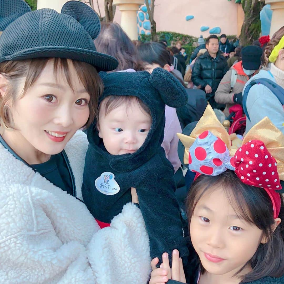 Kikuno Sayumiさんのインスタグラム写真 - (Kikuno SayumiInstagram)「〻Disneyland〻 ・ ・ ・ #ディズニーレポ パーク編✍ ・ #ハッピー15エントリー でパーク内に15分前に入れるっていうから皆で早起き頑張った！！7:45に入って#ミートミッキー　へ直行！ ・ その前に写真📸誰も写ってないとか貴重すぎて嬉しい🥺 ・ ミートミッキーではすでに行列が出来てたけどけっこうすぐ入れたよ！並んでる間に#プーさんのハニーハント のファストパスをアプリでゲット。 ・ #toontown 内はベビー休憩室があるからミルクしたりウンチ変えたり。そうこうしてたら時間が来てハニーハント行ったよ🐝🐝🍯 ・ あらたんも膝上で乗れて嬉しかった！前はダメだったけど変わったみたい。全然泣かずきょとんとしてた☺️ ・ そのあとは#イッツアスモールワールド 娘がこれ大好きで、めっちゃ喜んでた😍あらたんはお昼寝zzz ・ そして早めのランチは#グランマサラのキッチン 空いてた！量が少なくて1人1つ頼めば良かったと後悔。 ・ この時で11時ごろ。ホテルに戻って哺乳瓶洗ったりミルク飲ませたり休憩して荷物まとめた。12時チェックアウトだからそれに合わせて出た、荷物は車に運んでそのまままた再入場！この時間があってとても良かった♡ホテルとってよかったと思った。 ・ #バズのアストロブラスター (ファストパス)と#スティッチエンカウンター を続けて乗った！スティッチが可愛くて面白すぎて皆で大爆笑した😂 ・ その後は近くで休憩、ポテト食べたりあらたんに離乳食あげたり(市販のやつ、あんま食べなかった)ミルクあげたりオムツ変えたり。ここのゾーンにもベビールームあったよ！ ・ パレード見て、旦那さんが抽選で当てたショー見て(けっこう前の席でラッキー♡♡)今やってる#veryveryminnie のショー可愛くて良かった🎀この曲がエンドレスで頭の中流れてた。 ・ その後はちょっとわがままいって1人で#スペースマウンテン へ ・ ファストパスが終わってたから普通に並んだ😂でも1時間ちょいくらい。めっちゃ楽しかった♡♡怖いけど大好き！涙出しながら1人でニヤつきながら乗った😂 ・ 子供達はその間白雪姫と7人の小人のやつとイッツアスモールワールド2回目行ってた！ ・ ・ 最後は授乳室でおっぱいあげてその間娘はパパと最後に乗り物のってお土産買って夜ご飯食べて終了♡♡ ・ めっちゃ楽しんだー✨また行きたいなー帰りたくなかったな。家族で良い思い出ができて最高😍 ・ 夜は寒くてホッカイロ必須、昼は晴れててそんなに寒くなかったよ。そしてそんなに混んでなくて、今はシーの方が混んでるみたい💡 ・ #子連れディズニー の参考になるといいな〜🥰 ・ ・ コーデ ・ ・ ・ bottoms▶ @gu_for_all_ outer▶ @mite__official ・ ・ ・ #あらたんコーデ #ファッション#ママ#プチプラコーデ#lucrajp#mamagirl#ママリ#ママリファッション#ママコーデ#令和ベイビー#男の子ママ#生後5ヶ月#コドモノ#赤ちゃんのいる生活#成長記録#5ヶ月ベビー#家族写真#赤ちゃん連れディズニー」1月21日 21時08分 - sayumikikuno