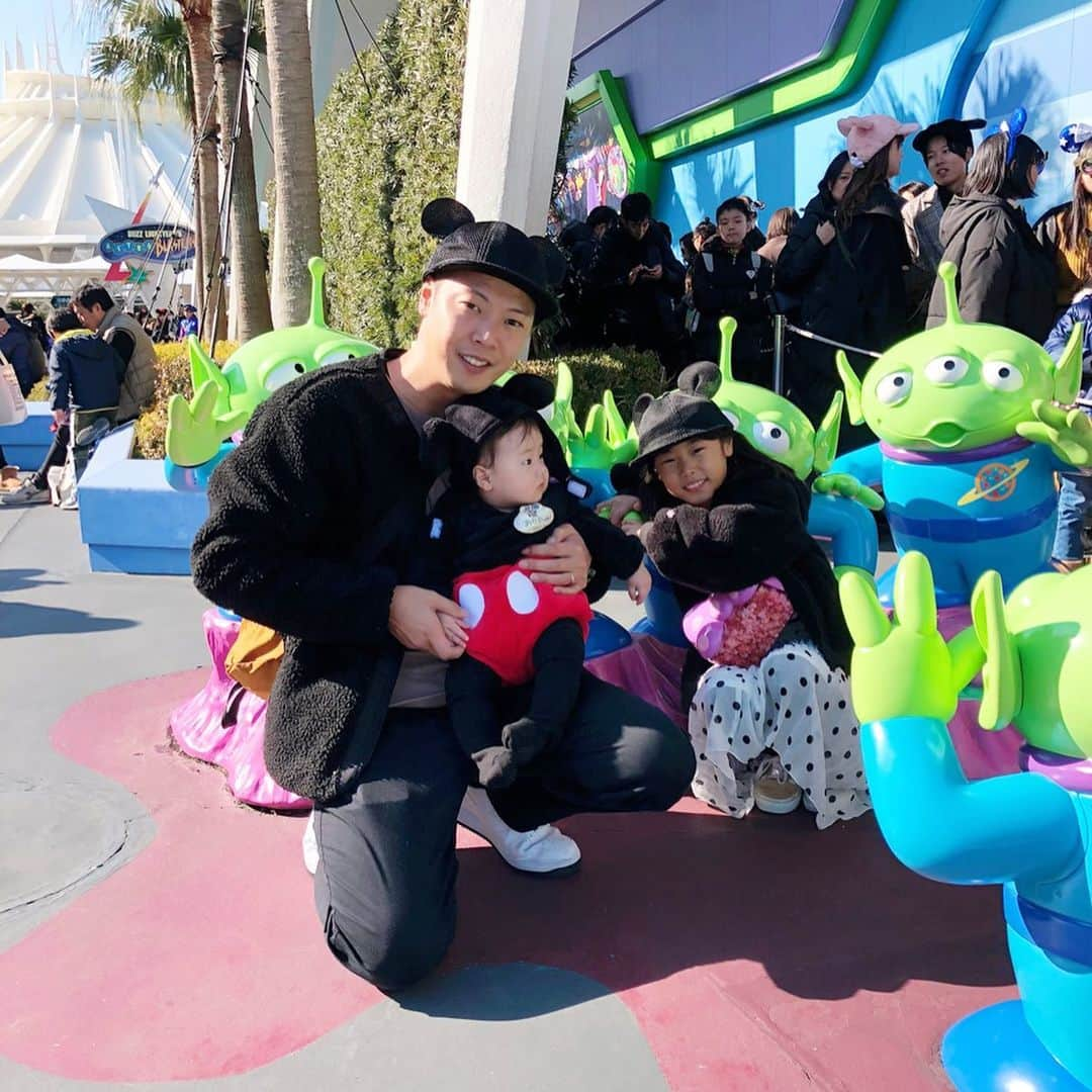 Kikuno Sayumiさんのインスタグラム写真 - (Kikuno SayumiInstagram)「〻Disneyland〻 ・ ・ ・ #ディズニーレポ パーク編✍ ・ #ハッピー15エントリー でパーク内に15分前に入れるっていうから皆で早起き頑張った！！7:45に入って#ミートミッキー　へ直行！ ・ その前に写真📸誰も写ってないとか貴重すぎて嬉しい🥺 ・ ミートミッキーではすでに行列が出来てたけどけっこうすぐ入れたよ！並んでる間に#プーさんのハニーハント のファストパスをアプリでゲット。 ・ #toontown 内はベビー休憩室があるからミルクしたりウンチ変えたり。そうこうしてたら時間が来てハニーハント行ったよ🐝🐝🍯 ・ あらたんも膝上で乗れて嬉しかった！前はダメだったけど変わったみたい。全然泣かずきょとんとしてた☺️ ・ そのあとは#イッツアスモールワールド 娘がこれ大好きで、めっちゃ喜んでた😍あらたんはお昼寝zzz ・ そして早めのランチは#グランマサラのキッチン 空いてた！量が少なくて1人1つ頼めば良かったと後悔。 ・ この時で11時ごろ。ホテルに戻って哺乳瓶洗ったりミルク飲ませたり休憩して荷物まとめた。12時チェックアウトだからそれに合わせて出た、荷物は車に運んでそのまままた再入場！この時間があってとても良かった♡ホテルとってよかったと思った。 ・ #バズのアストロブラスター (ファストパス)と#スティッチエンカウンター を続けて乗った！スティッチが可愛くて面白すぎて皆で大爆笑した😂 ・ その後は近くで休憩、ポテト食べたりあらたんに離乳食あげたり(市販のやつ、あんま食べなかった)ミルクあげたりオムツ変えたり。ここのゾーンにもベビールームあったよ！ ・ パレード見て、旦那さんが抽選で当てたショー見て(けっこう前の席でラッキー♡♡)今やってる#veryveryminnie のショー可愛くて良かった🎀この曲がエンドレスで頭の中流れてた。 ・ その後はちょっとわがままいって1人で#スペースマウンテン へ ・ ファストパスが終わってたから普通に並んだ😂でも1時間ちょいくらい。めっちゃ楽しかった♡♡怖いけど大好き！涙出しながら1人でニヤつきながら乗った😂 ・ 子供達はその間白雪姫と7人の小人のやつとイッツアスモールワールド2回目行ってた！ ・ ・ 最後は授乳室でおっぱいあげてその間娘はパパと最後に乗り物のってお土産買って夜ご飯食べて終了♡♡ ・ めっちゃ楽しんだー✨また行きたいなー帰りたくなかったな。家族で良い思い出ができて最高😍 ・ 夜は寒くてホッカイロ必須、昼は晴れててそんなに寒くなかったよ。そしてそんなに混んでなくて、今はシーの方が混んでるみたい💡 ・ #子連れディズニー の参考になるといいな〜🥰 ・ ・ コーデ ・ ・ ・ bottoms▶ @gu_for_all_ outer▶ @mite__official ・ ・ ・ #あらたんコーデ #ファッション#ママ#プチプラコーデ#lucrajp#mamagirl#ママリ#ママリファッション#ママコーデ#令和ベイビー#男の子ママ#生後5ヶ月#コドモノ#赤ちゃんのいる生活#成長記録#5ヶ月ベビー#家族写真#赤ちゃん連れディズニー」1月21日 21時08分 - sayumikikuno