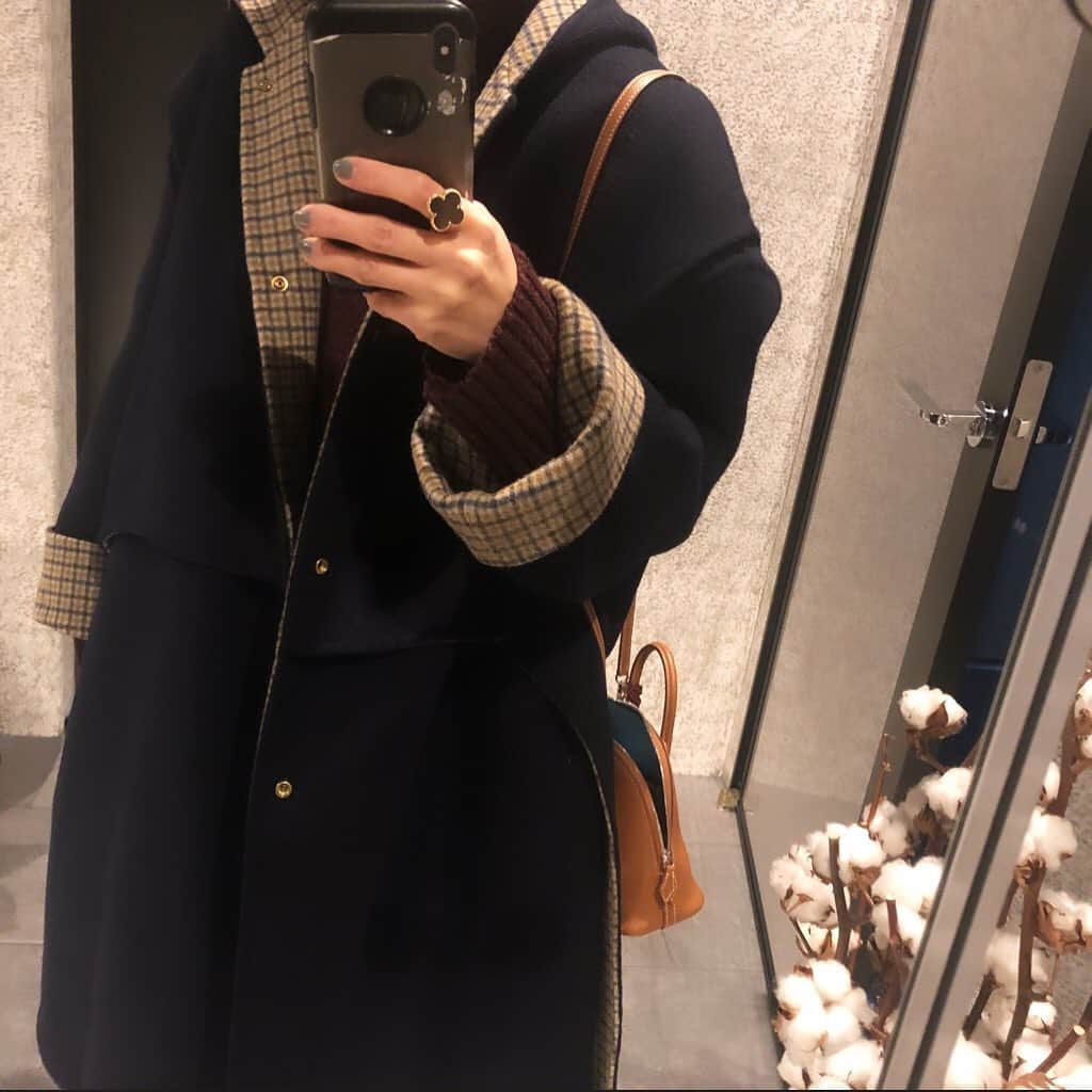 のインスタグラム：「・ ピラティス継続中🧘‍♀️ 岩盤だから滝のような汗が流れて肌ツヤの調子もよき💃 友達にゴルフボールを貰ったので、 今から足の裏コロコロしまーす。」