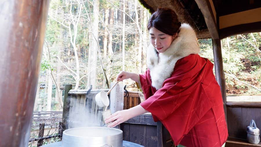 埼玉エステ＊インディバ＊戸田公園＊戸田市＊痩身＊冷え改善さんのインスタグラム写真 - (埼玉エステ＊インディバ＊戸田公園＊戸田市＊痩身＊冷え改善Instagram)「＼　食と風情を愉しむ休日　／﻿ ﻿ 食の趣味が合い、楽しい時間を過ごせる仲間と﻿ 着物を来てお出かけ👘﻿ ﻿ 高尾山「うかい鳥山　@ukaitoriyama 」へお食事に行ってきました☺️﻿ ﻿ 真冬に訪れたのは初めてで、ひんやりする冬の山の空気を感じながら﻿ 茅葺屋根の個室が点在する広い庭園を歩くのもまた風情があって良き❤️﻿ 休屋にご用意いただいてるのは、このシーズンはお茶ではなく甘酒☺️💕心も体も温まります。﻿ ﻿ ﻿ うかいさんの中でも、平飼い鳥の炭火焼の美味しいうかい鳥山ですが﻿ 季節ごとに変わる他のお料理も楽しみで、今回は一足早く蕗の薹もいただけて嬉しかったです。﻿ そして楽しみの一つであった鯉の洗い。こちらの鯉の洗いは臭みがなく、引き締まってしっかりとした食感がとても美味しいです😌﻿ ﻿ ﻿ 美味しいお料理に満腹大満足の休日でしたが﻿ やっぱり﻿ 〝何を食べるか〟よりも〝誰と食べるか〟ってとても大事！﻿ ﻿ 普段は皆、自分のこだわりや信念を極めて貫くスペシャリスなメンバーですが﻿ 他愛もない話でわちゃわちゃと盛り上がってお腹抱えて笑う時間って幸せですね。﻿ ﻿ 今回の素晴らしきメンバー﻿ ﻿ @tomokostable 本格タイ料理教室主宰←絶品💕﻿ 週末はおうち料理教室で、2月9日(日)のラザニアレッスンに私も参加するのですが、まだ残席あるそうです❣️ご興味ある方一緒に参加しましょう〜☺️﻿ ﻿ @hiromusu_hh247  2/23に超本気の膣トレの会を戸田公園で開催してくれます‼︎単なる骨盤底筋に〜…ではなくて、本質を突いた本気の膣トレ。気になる方は直接DMしてみてください。﻿ ﻿ @ucamatsu みんな大好き @heyworks.coffee のゆかちゃん💕﻿ 共催させていただく、【2/3 体に美味しいドレッシングワークショップ】はまだ募集中です🌟﻿ 詳細は一つ前のpostをご覧ください。﻿ ﻿ とても良き一日を一緒に過ごしてくれた素晴らしき仲間に感謝です。﻿ ﻿ ﻿ そして着付けをしてくれた　@kae.aoniyoshi ちゃん。苦しくなく、長時間でも着崩れなく、﻿ 彼女のおかげで普段とは違う特別な時間を過ごせました。﻿ ﻿ プロフェッショナルな友人に恵まれて幸せ‼︎﻿ ﻿ わたしも頑張らねばと、今日からまた仕事に戻り気持ちが締まります。﻿ ﻿ *･゜ﾟ･*:.｡..｡.:*･ .｡.:*･゜ﾟ･**･゜ﾟ･*:.｡..｡.:*﻿ ﻿ ✴️2/10迄のご予約空き状況﻿ ﻿ ◆23日(木)14:00〜17:00﻿ ﻿ ◆29日(水)◯﻿ ﻿ ◆30日(木)◯﻿ ﻿ ◆31日(金)◯﻿ ﻿ 2月﻿ ﻿ ◆３日(月)15:00〜17:00﻿ ﻿ ◆４日(火)◯﻿ ﻿ ◆５日(水)9:30〜11:30﻿ ﻿ ◆７日(金)14:30〜17:00﻿ ﻿ ◆10日(月)13:00〜17:00﻿ ﻿ ﻿ ﻿ ※◯は午前午後空きあり﻿ ﻿ 上記以降のご予約も受け付けておりますので、空き状況は直接お問い合わせ下さいませ😌﻿ ﻿ *･゜ﾟ･*:.｡..｡.:*･'*)'･*:.｡. .｡.:*･゜ﾟ･*﻿ ﻿ 埼京線 戸田公園 ﻿ プライベートインディバサロンbell-nu﻿ お問い合わせはお気軽に♩﻿ ✳️LINE@ → @bell-nu ﻿ ✳️mail → bell-nu@ezweb.ne.jp﻿ ﻿ ﻿ *･゜ﾟ･*:.｡..｡.:*･' .｡.:*･゜ﾟ･*﻿ ﻿ #戸田市 #戸田公園 #戸田公園エステ #蕨　#武蔵浦和　﻿ #インディバ #インディバサロン #ベルーヌ﻿ #冷え改善　#体質改善　#妊活　#妊活サポート﻿ #温活 #痩身が得意　#結果の出るサロン　﻿ #休日　#リフレッシュ　#高尾山　#うかい鳥山　#着物でおでかけ　#着物ランチ　#着付け戸田公園　#heycoffee #tomokostable #膣トレ」1月21日 21時12分 - bell_nu.toda