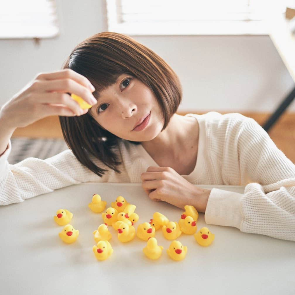 吹越ともみさんのインスタグラム写真 - (吹越ともみInstagram)「こぶんたち。🐤🐤🐤 ㅤㅤㅤㅤㅤㅤㅤㅤㅤㅤㅤㅤㅤ ㅤㅤㅤㅤㅤㅤㅤㅤㅤㅤㅤㅤㅤ このひよこ達にはエピソードがあって。 昨年末事務所のみんなとプレゼントを持ち寄りビンゴゲームしたんですね。 わたしは笑いが取りたく、大量のひよこを持って行ったわけですが、まんまとご主人さまのもとへ舞い戻ってきたのです。笑 ㅤㅤㅤㅤㅤㅤㅤㅤㅤㅤㅤㅤㅤ おかげで可愛い写真が撮れましたとさ🐤 ㅤㅤㅤㅤㅤㅤㅤㅤㅤㅤㅤㅤㅤ ㅤㅤㅤㅤㅤㅤㅤㅤㅤㅤㅤㅤㅤ ㅤㅤㅤㅤㅤㅤㅤㅤㅤㅤㅤㅤㅤ 📷(@hirophoto959) #photo#photography#camera#portrait#仲間はもっといるよ#🐤#🐤#🥚#🐤#🐤」1月21日 21時21分 - fukitomo