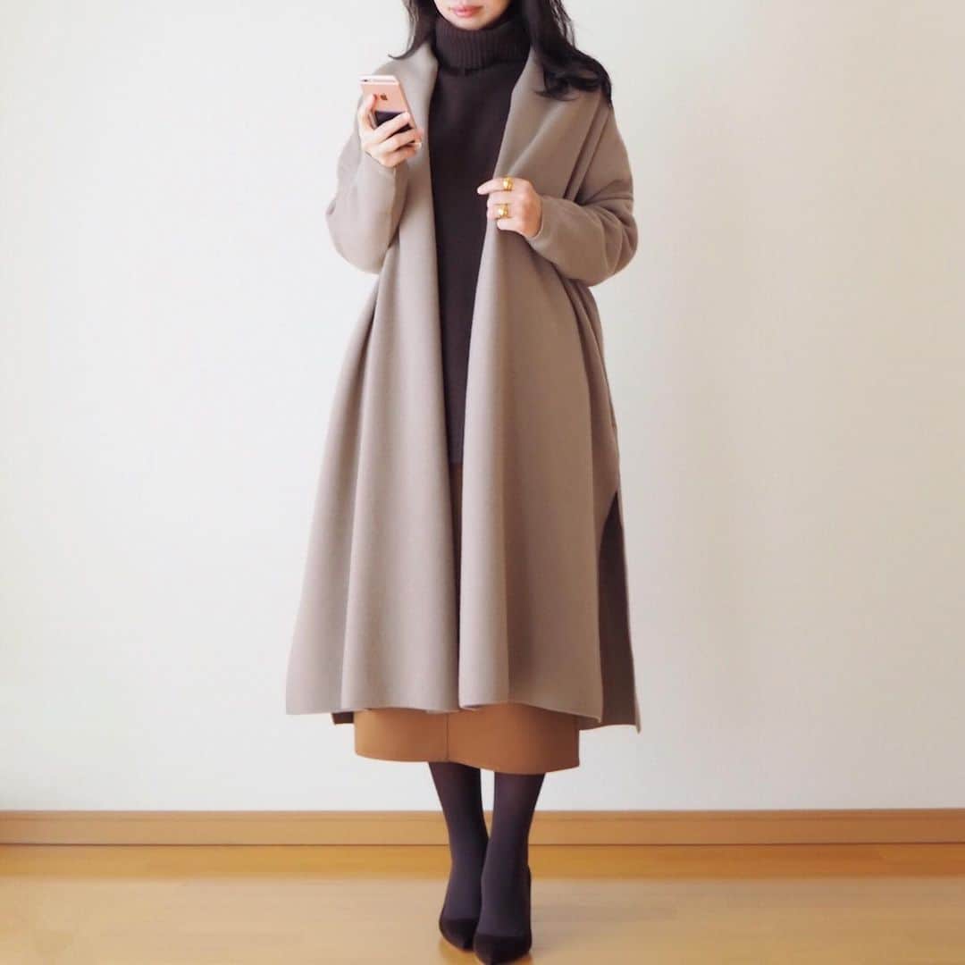 hanaのインスタグラム：「outfit❄️ * beige×brown×camel☺︎ * 美術館のあとは カフェごもり。 うとうと… * #deuxiemeclasse #lappartement #ebure #pellico #zara」