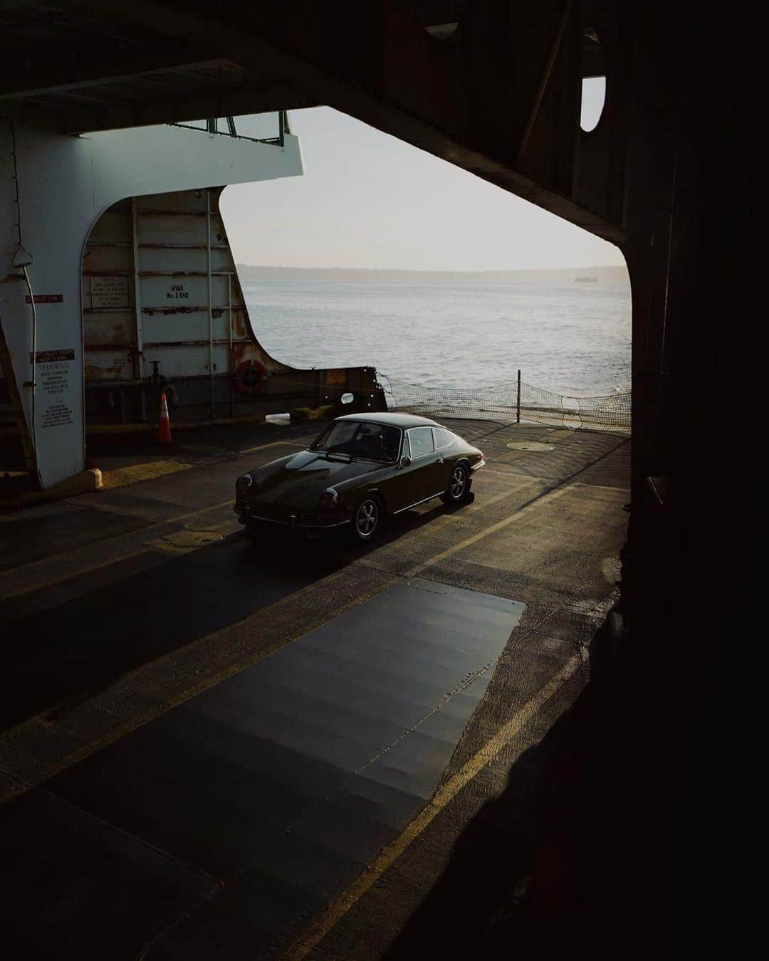 Porscheさんのインスタグラム写真 - (PorscheInstagram)「The sun, the sea, the silhouette. (📸: @ch.sander) #Porsche #PorscheMoment」1月21日 21時30分 - porsche