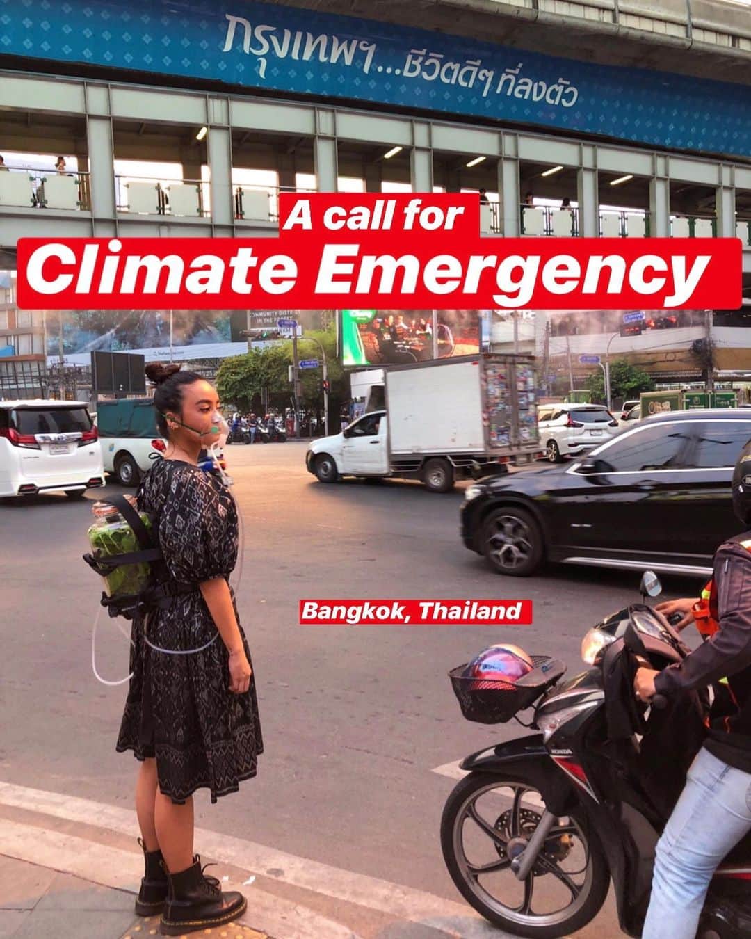 Amata Chittaseneeさんのインスタグラム写真 - (Amata ChittaseneeInstagram)「I think it is about time we all do our parts to really protect what we have left. Air pollution has been a major problem for our health in Thailand plus we have bad quality water too. I do not wish to count down that 30 years from now until Bangkok will be completely in water by 2050.  #Climateemergency #climatechange #airpollution #Bangkok #Thailand  ถึงเวลาแล้วที่พวกเราทุกคนต้องร่วมกันสามัคคี ทำในส่วนที่เราสามารถทำได้ด้วยตัวเอง ไม่อยากเริ่มนับถอยหลังเลยว่า 30 ปีจากนี้ เมืองหลวงไทยจะอยู่ใต้น้ำ แพรและพี่มล @monjirawan ลองทำ oxygen tank จากต้นไม้ เดินจากที่ทำงาน ข้ามถนนสี่แยกไฟแดง ขึ้นบีทีเอสกลับบ้าน อยากรู้ว่าจะมีใครสังเกตหรือมองมั้ย ผลที่ออกมาคือ แทบไม่มี ทุกคนก้มหน้าก้มตาเล่นมือถือ ทำให้experiment นี้ fail เพราะว่า ข้อความที่เราอยากส่งไปไม่ถึงสังคมก้มหน้าที่เราอยู่ 🥴 ใครที่อ่านข้อความนี้แพรอยากให้ ทุกคนเริ่มสังเกตตัวเอง ดูว่าตัวเรานั้นเป็นยังไง สบายดีมั้ย สภาพจิตใจและร่างกายเราเป็นยังไง คนรอบตัวเราเป็นยังไง สภาพแวดล้อมที่เราอยู่เป็นยังไง อาหารที่เรากินอยู่ คือ อาหารจริงๆหรือป่าว แล้วน้ำที่เราดื่มละ สะอาดมั้ย? น้ำที่เราดื่มอยู่ นั้นมากจากไหน น้ำจากต้นน้ำจริงๆ หรือ ขวดplastic อากาศที่เราหายใจอยู่ทุกวันละ มองไม่เห็นแต่รู้มั้ย ว่ามีอะไรอยู่ในอากาศบ้าง? ฝุ่น? เชื้อโรค? มลพิษ? Slience killer เลย เมื่อเรารู้ถึงขนาดนี้แล้วว่า เรากำลังเดินทางตามเส้น graph ของชีวิตที่มีแต่จะแย่ลงไปเรื่อยๆ เราจะปล่อยให้มันเป็น เรื่องของคนอื่นที่ต้องจัดการอีกเหรอ? แล้วแบบนี้เราควรจะทำอย่างไรดี  @monjirawan  1.ใช้ขนส่งสาธารณะ ลดการใช้การเผาน้ำมันเชื้อเพลิง ลดการปล่อยควันจากท่อไอเสียรถยนต์ส่วนตัว  2 . เวลาแปรงฟันล้างหน้าใช้แก้วหรือขันน้ำตวงน้ำ แทนการเปิดก๊อกทิ้งไว้ เพื่อลดการใช้น้ำ  3. แยกขยะก่อนทิ้ง เพื่อให้เจ้าหน้าที่ง่ายต่อการคัดแยกนำไปรีไซเคิลได้  4. เก็บเศษผัก แยกเศษอาหาร ออกจากครัว ออกจากภาชนะ ทำปุ๋ยหมักใช้ในครัวเรือน  5. เมื่อพบเห็นขยะในที่ธรรมชาติ เช่น ทะเล หาดทราย ป่าเขา ให้ช่วยกันเก็บขยะไปทิ้ง ในจุดทิ้ง  6. เมื่อเที่ยวในสถานที่ธรรมชาติ ให้รับผิดชอบขยะที่นำไป ไม่ทิ้งขยะในแหล่งธรรมชาติ  7. ศึกษาความรู้ เกี่ยวกับการใช้ชีวิตที่มีผลกระทบต่อสิ่งแวดล้อมน้อยที่สุด  8. เข้าร่วมกิจกรรมเกี่ยวกับการดูแลธรรมชาติ ตามโอกาสเหมาะสม เพื่อฝึกประสบการณ์ ปลูกฝังความเข้าใจในการดูแลสิ่งแวดล้อม  9. ลดการบริโภทที่ไม่จำเป็น ลดการซื้อ การผลิต  Anyone else would like to share solutions?」1月21日 21時30分 - pearypie