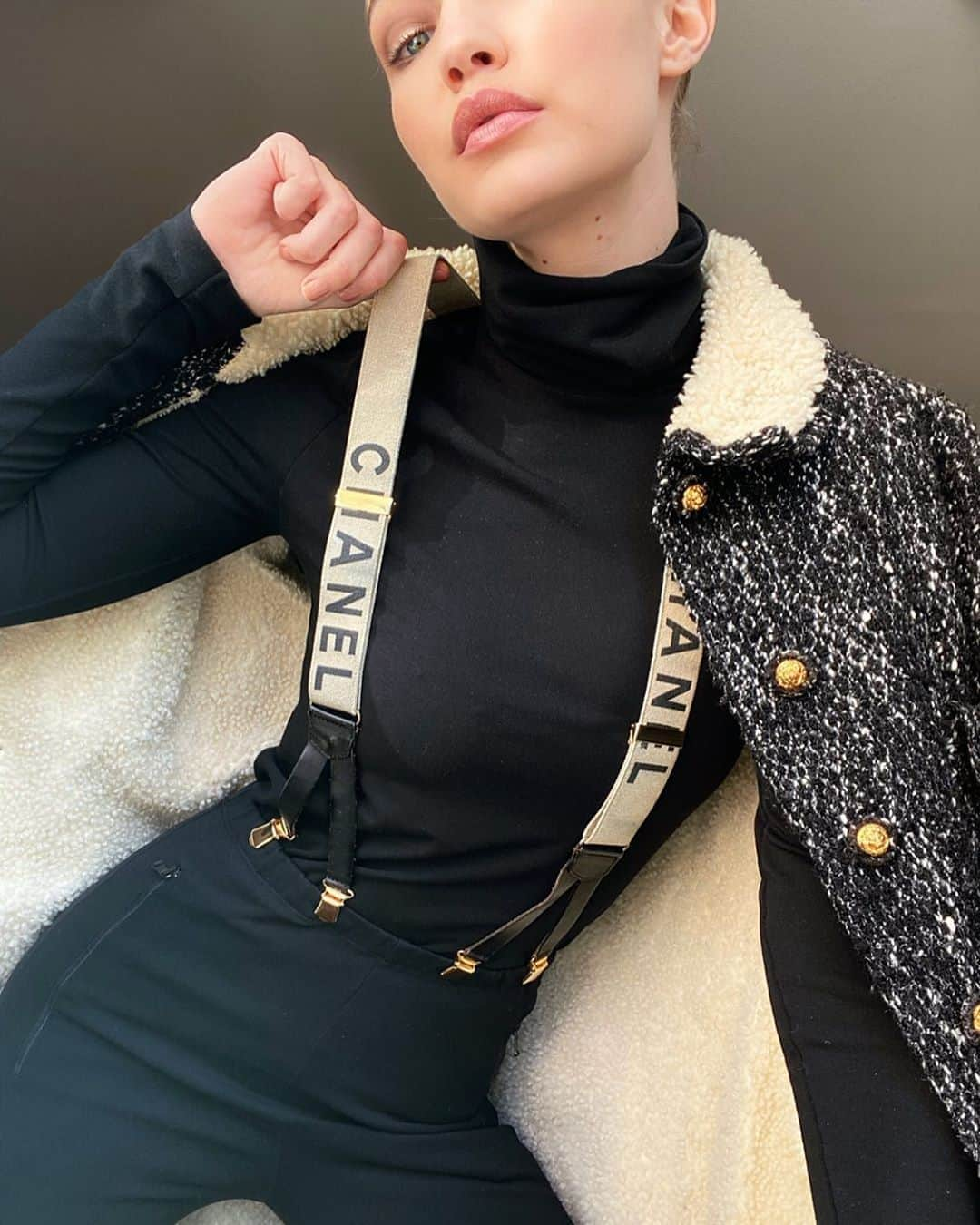 ジジ・ハディッドさんのインスタグラム写真 - (ジジ・ハディッドInstagram)「CHANEL DAY vintage, post-#ChanelHauteCouture 🥶」1月21日 21時26分 - gigihadid