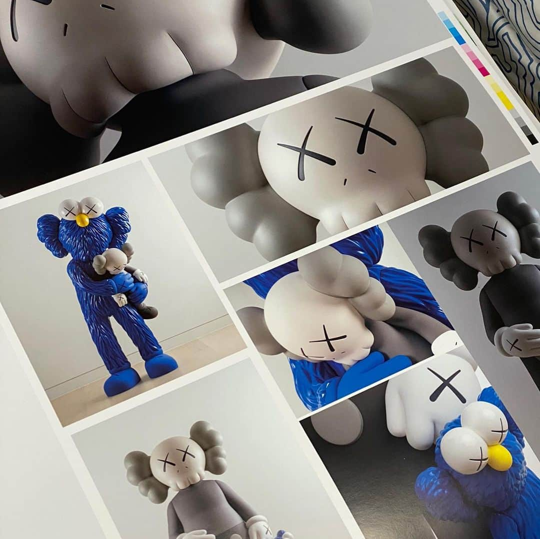 KAWSONEさんのインスタグラム写真 - (KAWSONEInstagram)「Test printing with @generationpress for the BLACKOUT exhibition catalog. @skarstedtgallery #London #KAWS @punktdotcom @jontywilde」1月21日 21時29分 - kaws