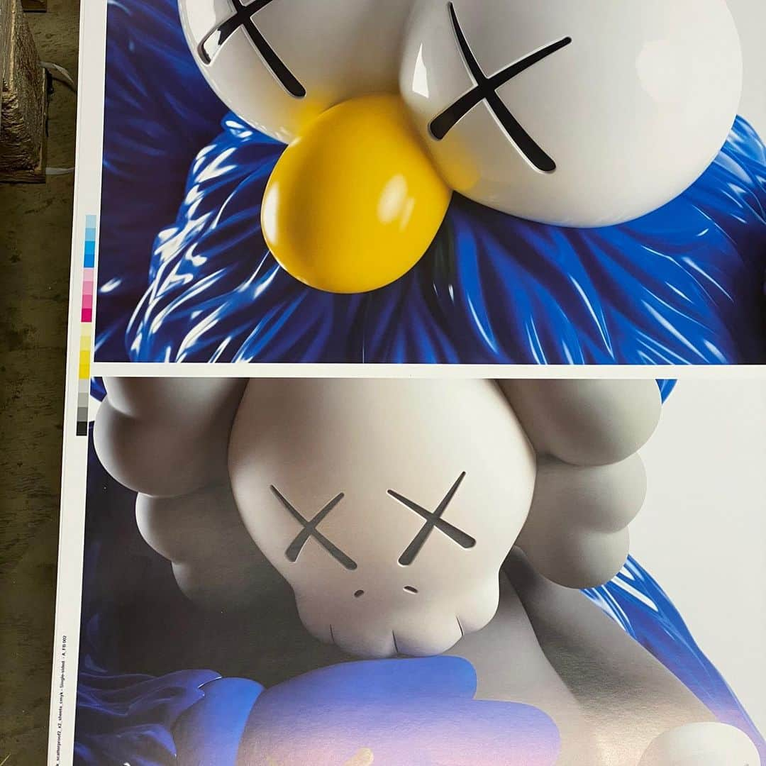 KAWSONEさんのインスタグラム写真 - (KAWSONEInstagram)「Test printing with @generationpress for the BLACKOUT exhibition catalog. @skarstedtgallery #London #KAWS @punktdotcom @jontywilde」1月21日 21時29分 - kaws