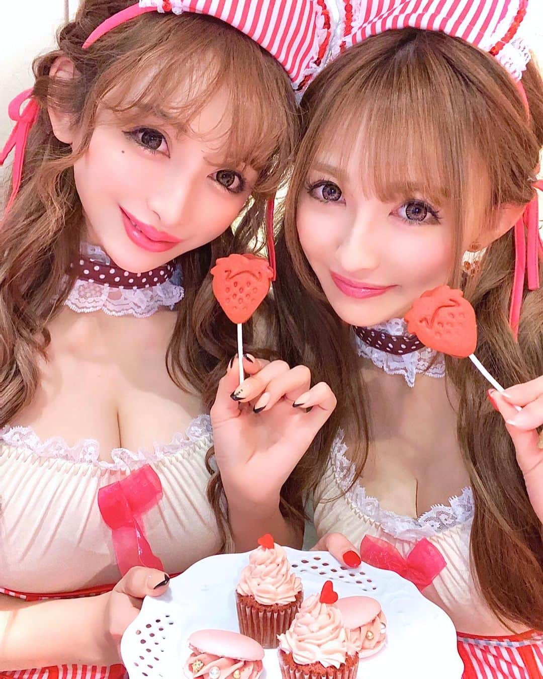 真優川咲さんのインスタグラム写真 - (真優川咲Instagram)「#🍰#🍬#🍭#🧁#🍓#🍫 ✨ . #バレンタイン 💝#アフタヌーンティー ☕✨ #プレスプレビューイベント にご招待頂き りりかたん🎀と行ってきたよん😘👭 𖠚ᐝ #キューポットカフェ【 @qpot_official】の #バレンタイン メニュー が#可愛いすぎて..終始 #キュンキュン でしたぁ🤤💗そして美味しすぎて全部ペロリ😋💞 𖠚ᐝ お近くの方は ぜひ 🎀🙈💭 映え撮影しに行ってみてね 😘🎵 #表参道 #cafe #valentine #afternoontea #twins#coordinate #キューポットカフェ #バレンタイン #アフタヌーンティー 💋」1月21日 21時39分 - saki_411