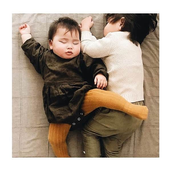 コレジアンのインスタグラム：「Today it’s INTERNATIONAL HUGGING DAY! 🤗❤️ Collégien team wishes you a sweet and lovely day! Our tights are so soft that your child will feel like being hugged! 🥰 . Some figures: - 7 minutes of hug a day to feel happy. - Children benefit from hugging: they grow strong, healthy and relaxed. - A giant hug with 462 people (in 1998 in Winnipeg) . It is March 29, 1986 Reverend Kevin Zaborney had the idea of the first day of cuddles. It was found that the beginning of the year until the Valentine (14 February) was a period of greater tendency to depression. The holidays past year, many people suffer indeed a lack of emotional contact. . The idea of releasing emotions without delay and receive marks of love was born as a movement toward "free hug". How to proceed? The principle is simple: a person provides in a public place, a hug for no consideration to a person chosen at random and manifested by a small sign on which is written "free hug". What about you? Are you ready? Maybe you will become a new hugging champion. 🤩🤗 . Aujourd’hui, c’est la JOURNEE INTERNATIONALE DES CÂLINS ! 🤗 . Collégien vous souhaite une douce et agréable journée ! Nos collants sont si doux, que vous auriez la sensation d’un énorme câlin … alors qu’attendez-vous pour enfiler votre paire de Collégien ? 🥰 . Le saviez-vous ? Les câlins en quelques chiffres … - 7 minutes de câlin suffisent par jour pour se sentir heureux, - des enfants qui grandissent plus, quand ils ont des parents qui s'embrassent. - un câlin géant avec 462 personnes (en 1998 à Winnipeg) . Le révérend Kevin Zaborney fût le premier à avoir l’idée d’une journée des câlins. Il avait constaté que cette période était plus propice à la déprime…😕 . De nombreuses personnes proposent des câlins gratuits dans des lieux publics, une accolade sans contrepartie … alors oseriez-vous faire des « câlins gratuits » ? Il faut oser … 😅 . Picture by @mk_press_ 😘 . #collegien #collegien_officiel #madeinfrance #extrasoft #besttightssever #barneklær #kniestrümpfe #靴下#носки #sokker #instamum #ベビー用 #гольфы #Носочки #колготки #lacetrimkneehigh #socks #tights  #hugday #hugdayspecial #hugdays #hugdayusa #hugdaytoday #hugday2020 #mamagirl #男の子ママ #親子リン」