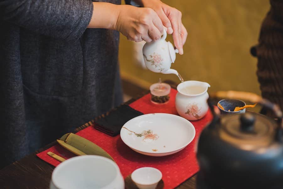 木村ミサさんのインスタグラム写真 - (木村ミサInstagram)「🐰🍵﻿ ﻿ @hanako_magazine  でやっている木村さんのお茶連載﻿ ﻿ 今回はオープンしたばかりの﻿ 台湾席茶「蓮月庭」へ🍵﻿ ﻿ 自由が丘ですが、﻿ ここの空間はまさに台湾にある茶藝館そのもの。﻿ 日本で本気の台湾茶を体験してみてほしい…🍵！﻿ ﻿ お茶以外にも衝撃なおいしさのものを﻿ みつけました。﻿ ストーリーズから飛べるので﻿ ぜひ続きはhanako.tokyoへ🌱﻿ ﻿ ﻿ ﻿ ﻿ ＿＿＿＿＿＿＿＿＿＿＿＿＿＿＿＿＿＿＿＿ #自由が丘 #自由が丘カフェ #自由が丘スイーツ #蓮月庭 #台湾茶 #台湾茶藝館 #台湾 #豆花 #tea #greentea #taiwantea #taiwanteahouse #taiwan #tokyo #teatime #台湾席茶」1月21日 21時36分 - misaxmas