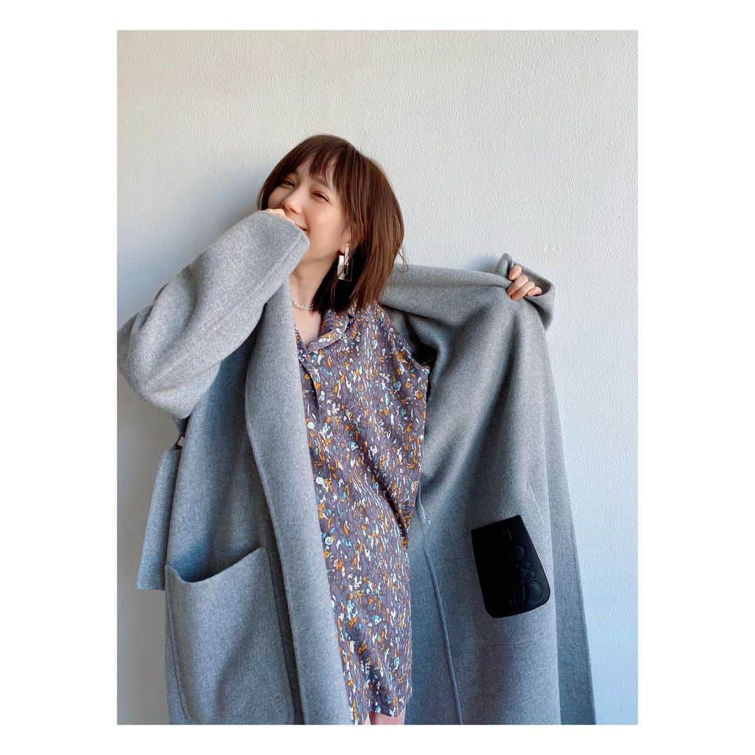 本田翼さんのインスタグラム写真 - (本田翼Instagram)「🧥 . クリスマスの日に @loewe さんから届いた🧥。 ありがとうございます🎄🧶 薄いグレーのコートの合わせやすさに 日々感謝して過ごしております😌 #春服にも合うなｧ . . #ほんだのふく #ootd#私服」1月21日 21時46分 - tsubasa_0627official