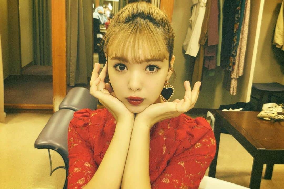 高橋有紀のインスタグラム：「今日も朝からモデル業とラジオをしてきたにこちゃん、 そのあとは夜までテレビ収録お疲れ様❤︎ 指長い顔小さい #hairmake #osakana_yuki」