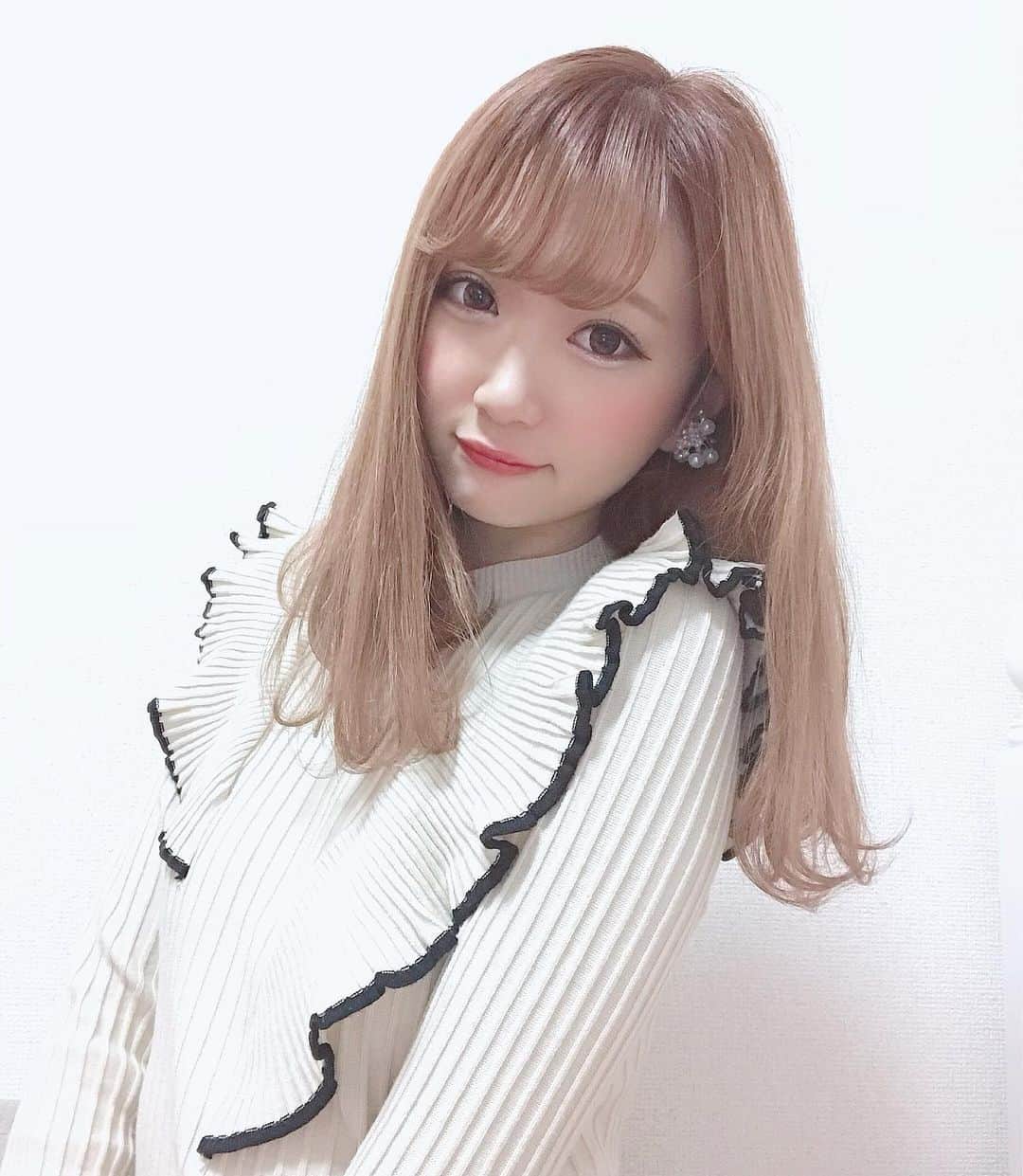 のインスタグラム：「♡♡♡ . 2020年初めての投稿〜😌♥️(遅すぎｗｗ) . このトップスめちゃくちゃ可愛いくてお気に入り✌🏻 ゆうなとお揃いでミナミで買ったよ💓💓💓 . 今年もゆるーくインスタ更新していくので よろしくお願いします🐈現場もいっぱい行くゾ🔥 . . #お洒落さんと繋がりたい #お洒落なジャニヲタさんと繋がりたい .」