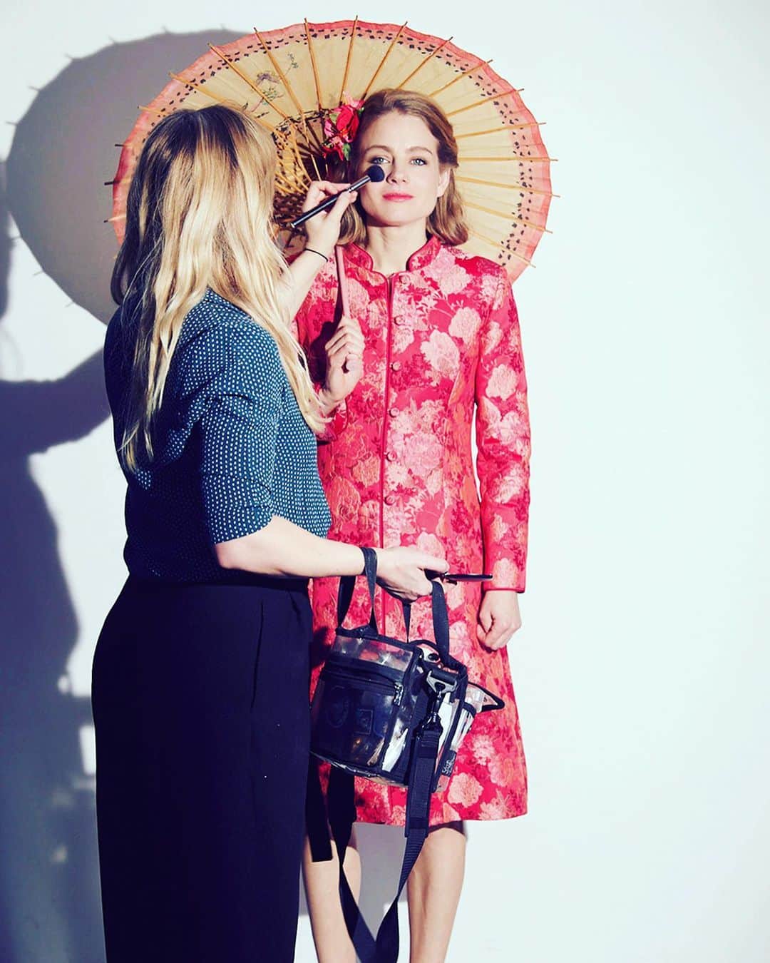 キャロライン チャールズのインスタグラム：「Behind the scenes with Caroline Charles! Swipe to see more of our photoshoot for the Spring Summer 2020 Collection 📸  #ss20 #springsummer #photoshoot #fashion #fashionshoot #photography #fashionphotography #model #modelling #newcollection #luxuryfashion #instafashion #fashionista #british #britishdesigner #fashiondesigner #style #london #england」