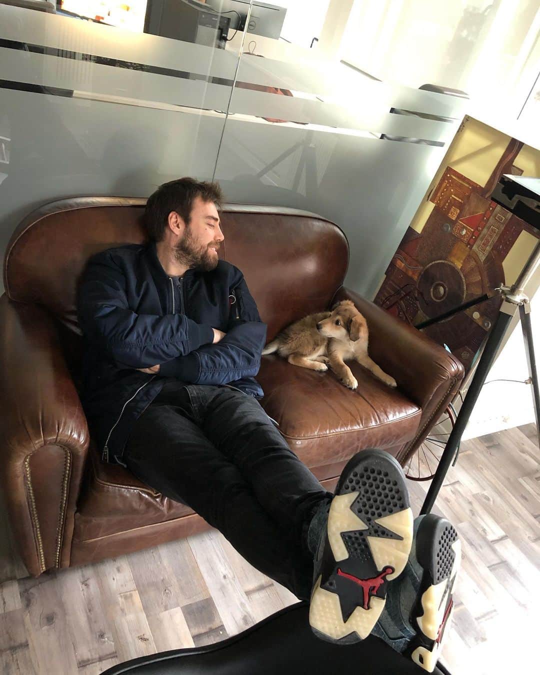 muratdalkilicのインスタグラム：「Koltuğu benden başkasıyla paylaşmaz 😏🐶」
