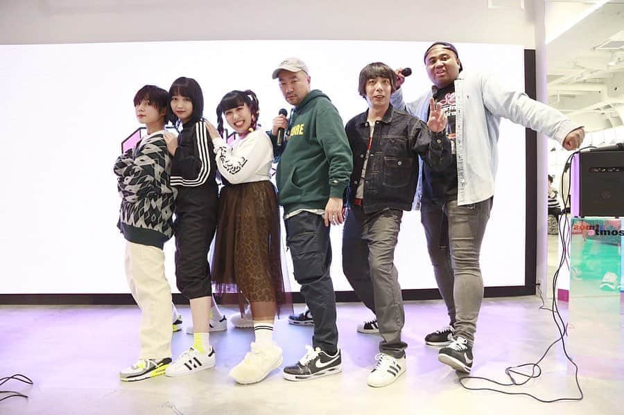 小川暖奈のインスタグラム：「スニ女子会vol.4 お越しいただきありがとうございました！👟 スニーカー同好会の皆さまをゲストに、沢山勉強させてもらいましたー！！ あーーー、楽しかった、、！ . また次回もお越し下さいね👟🤍 #スニ女子会#スニーカー同好会 （今回もスニ女子会の３人は @atmos_pink_flagship_harajuku さんのお洋服でコーディネート組んでいただきました！それぞれイメージに合ってて嬉しい〜！！）」