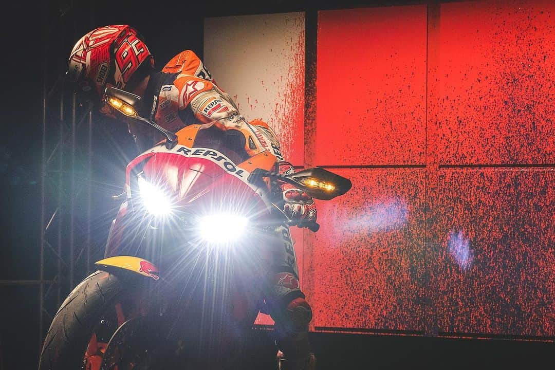 レプソル・ホンダさんのインスタグラム写真 - (レプソル・ホンダInstagram)「An artist and his machine 👨‍🎨 . . . . #MotoGP #2020 #MarcMarquez #MM93 #MM93🐜 #Repsol #RepsolHonda #HRC #Paint #Painter #Art #Artist #DaVinci #ThePowerOfDreams #Racing #Motorcycle #CBR1000RR #Fireblade #CBR」1月21日 21時53分 - hrc_motogp