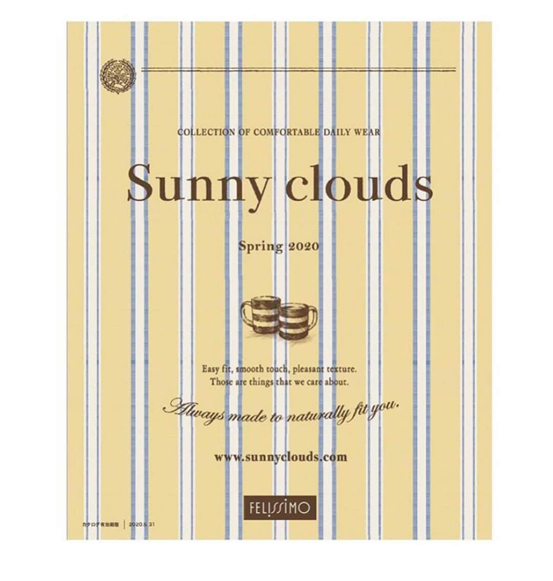 bon ponさんのインスタグラム写真 - (bon ponInstagram)「フェリシモの「Sunny Clouds」(サニークラウズ )さんとのコラボ第4弾のお洋服が販売開始となりました❣️ @sunnyclouds.official  今回もponの希望で、大好きな水玉を使ったセットアップとメンズのシャツを作っていただきました⚫️⚪️ ・ セットアップでこだわったのは、スクールブラウスのような丸襟と、水玉の大きさと間隔です。ブラウスとスカート別々に着て楽しむこともできます。スカートのウエストは総ゴムで調節紐も付いています。 メンズのシャツは、全体を水玉にするのではなく、胸の部分に帯状に使用したことで、他にはないオシャレな雰囲気になりました。bonもとても気に入っています👍 セットアップ、メンズシャツともに年齢体型問わず、どなたにも似合うデザインです😍😍 ・ 東京のスタジオでの撮影では、今回も大好きなモデルのkazumiさん( @kazumi0728 )、笹尾融理亜さんとご一緒させていただいて、和気あいあいと家族写真のようになりました😄😄😄😄 ・ ponの水玉セットアップ(レディース) MP.M.L.LL.3L.MT.LT ¥7,900(税別) bonの水玉シャツ(メンズ) S.M.L.LB.TY ¥3,900(税別) ・ コラボのお洋服は『Sunny Clouds Spring 2020』のカタログから注文できます。 「Sunny Clouds」のWEBサイトからも購入できます。 www.sunnyclouds.com 多くの皆様に気に入っていただけると嬉しいです😊😊 ・ ・ #サニークラウズ #サニクラ #sunnyclouds #フェリシモ #水玉 #ドット #夫婦 #60代 #ファッション #コーディネート #リンクコーデ #夫婦コーデ #グレイヘア #白髪 #共白髪 #couple #over60 #fashion #coordinate #instafashion #instagramjapan #greyhair #bonpon511」1月21日 21時55分 - bonpon511