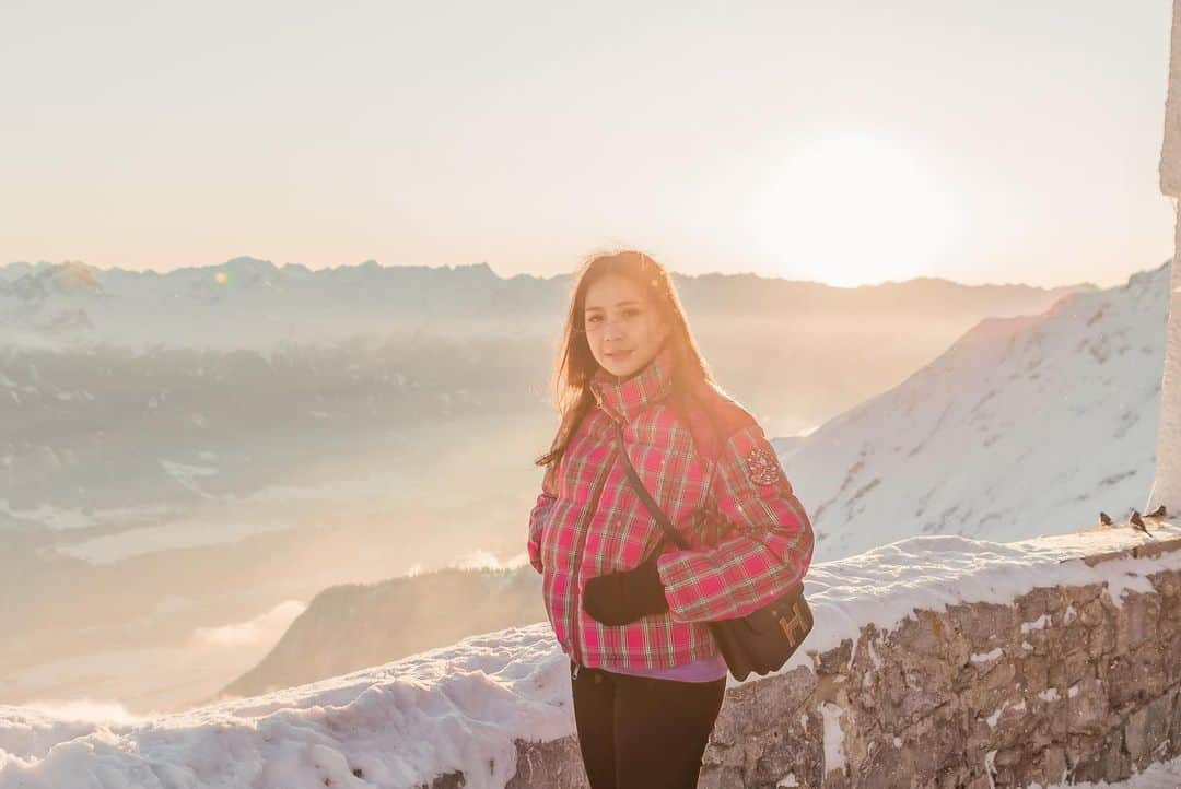 Raffi Ahmadさんのインスタグラム写真 - (Raffi AhmadInstagram)「TOP OF INNSBRUCK !!!!🏔Sunset-an di atas awan dan di atas gunung es salju ... Woww Alhamdulillah Ya Allah terimakasih atas segala rahmat dan rezeki buat kita semua ... bersyukur ❤️🙏 📸 @rufusazarya」1月21日 21時55分 - raffinagita1717