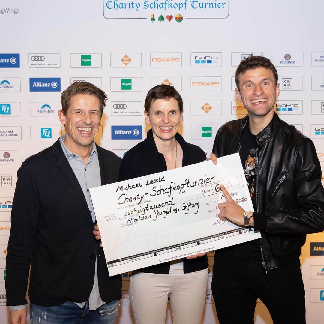 トーマス・ミュラーのインスタグラム：「What a great success at our Schafkopf tournament: 61.000 € for my charity @nicolaidisyoungwingsstiftung 🤗 Congratulations to the winner @bene_saller_6 and thank you so much to all sponsors, players and supporters 👏❤️#CharitySchafkopfturnier #youngwings #esmuellert #leo71 #schafkopfen #tradition」