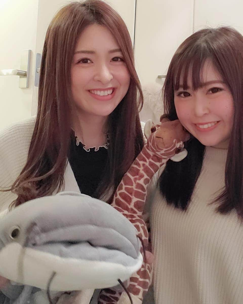 広瀬みくさんのインスタグラム写真 - (広瀬みくInstagram)「まなみん家お邪魔してきたよ🦒❤ 美味しい物食べて、パンダ🐼のドキュメンタリー観て感動して、いろいろ話も聞いてもらって…❤ あっという間の数時間やた😘 . . #まなみく #仲良し #キリンさん #ナマズさん #ぬいぐるみ #楽しい時間 #何でも話せる #聞いてくれてありがとう 😍 #friends #japanesegirl #homeparty #happyday #followme」1月21日 22時05分 - miku__hirose