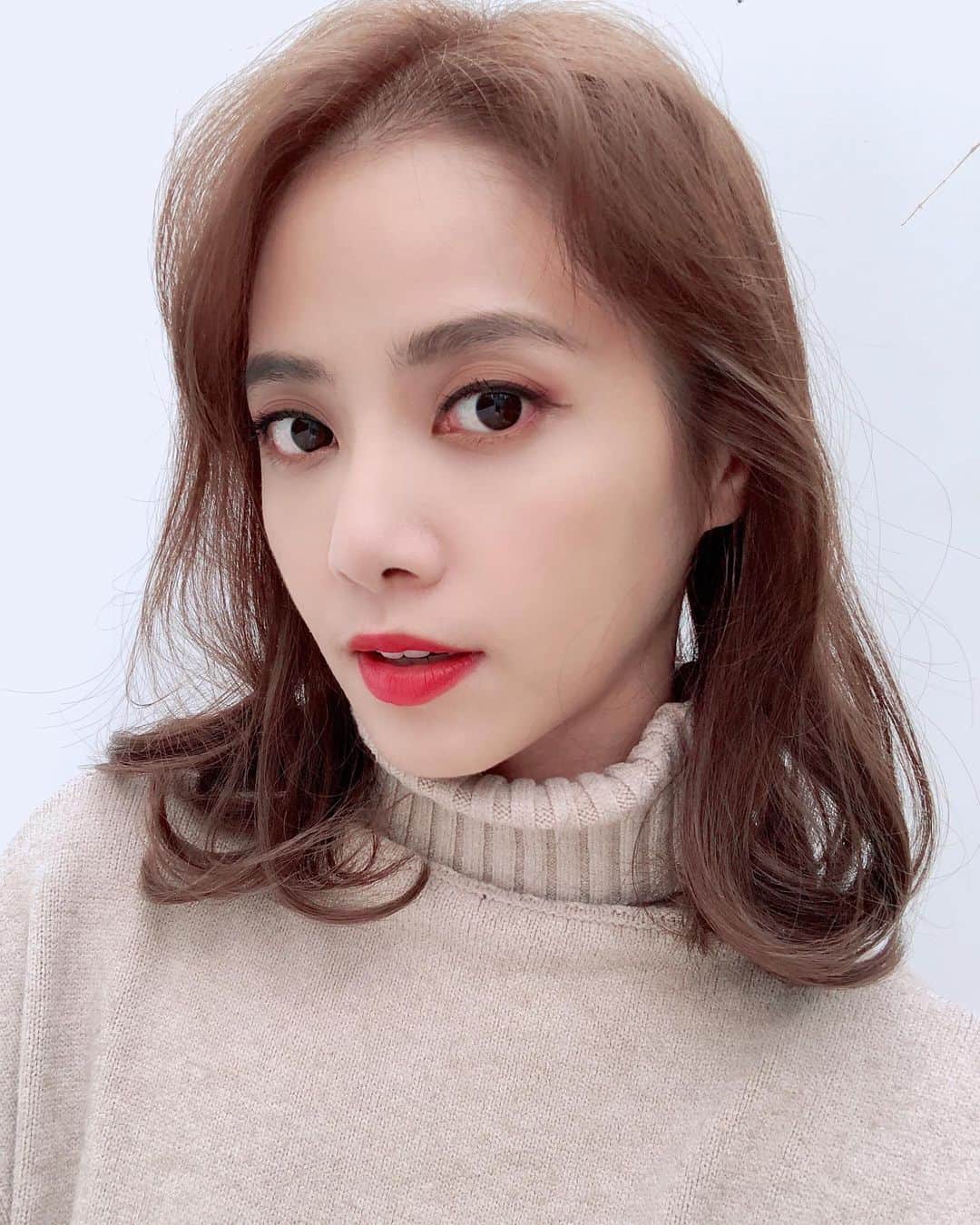 Miaさんのインスタグラム写真 - (MiaInstagram)「今年過年覺得日子過得好快！果然照顧寶寶孩子們的時光都是一下子就過了！忙到終於生出時間趕著過年前來染髮換個好心情！這次髮色加點霧色感❤️很洗翻☺️ 謝謝氣場十足！身材超高挑的髮型設計師Vanessa 妮莎幫我染美美的🙌  @valookbook  有髮型問題歡迎與妮莎諮詢唷 設計師👉🏻Vanessa 妮莎 Line: @zsd8386z (加@) #新客指定妮莎可享七折優惠唷  更多妮莎作品參考🔗 #vanessa作品」1月21日 21時57分 - mia06120612wgs