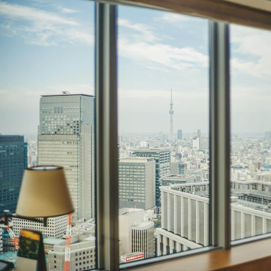 Shangri-La Hotel, Tokyoさんのインスタグラム写真 - (Shangri-La Hotel, TokyoInstagram)「⁣スカイツリーを眺めながらお部屋で優雅なひとときをお過ごしください。⠀ ⁣⁣Spend a luxurious afternoon in and still get a prime view of Tokyo Sky Tree.⠀ ⁣⠀ ⁣⁣#シャングリラ東京 #東京 #銀座 #丸の内 #東京ホテル #ラグジュアリーホテル #景色 #スカイツリー #shangrila #shangrilatokyo #Tokyo #Marunouchi #Ginza #LuxuryHotel #TokyoHotel #roomview #tokyo #skytree」1月21日 22時00分 - shangrila_tokyo